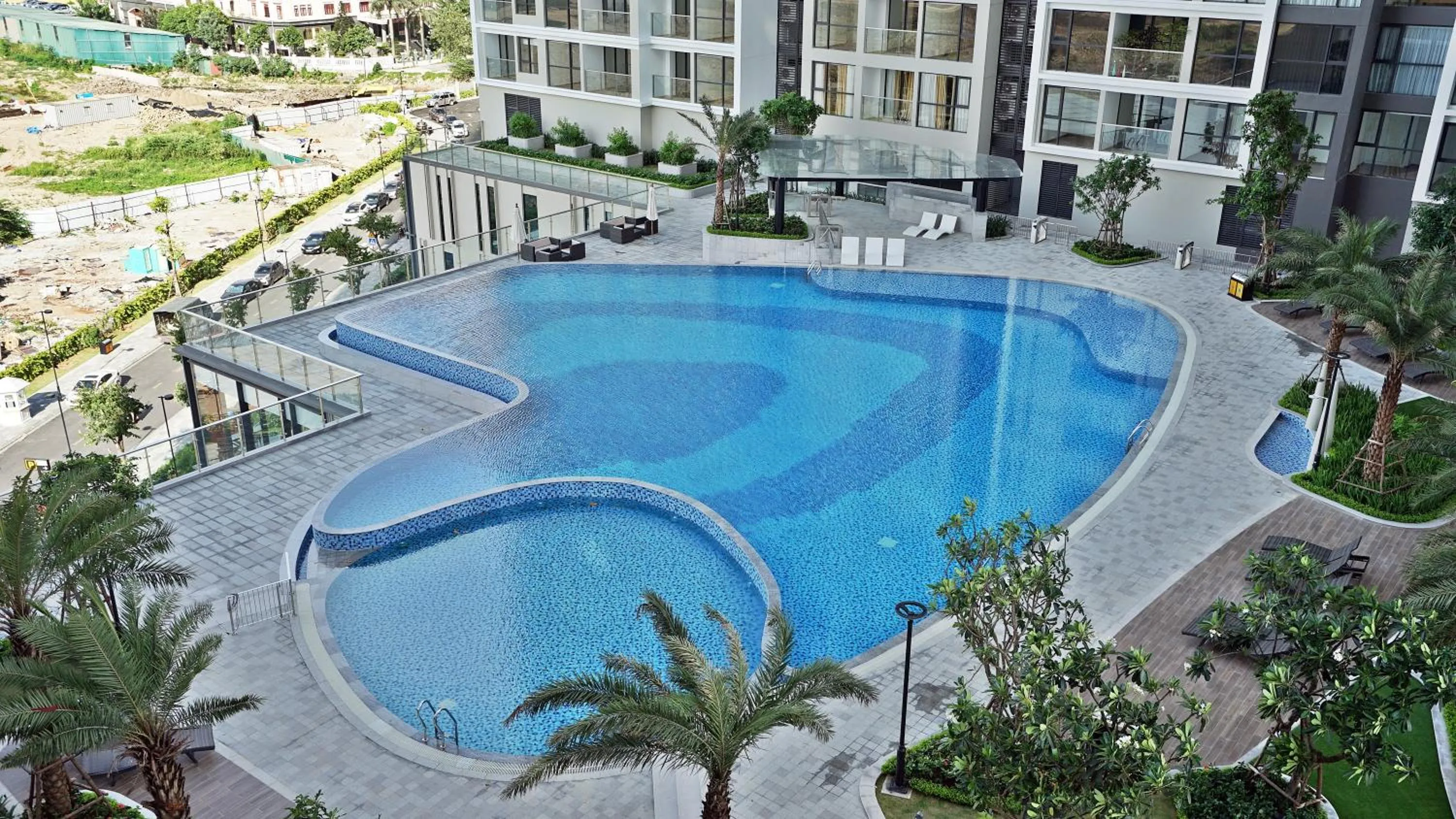 Pool view in QMP - Vinhomes Skylake