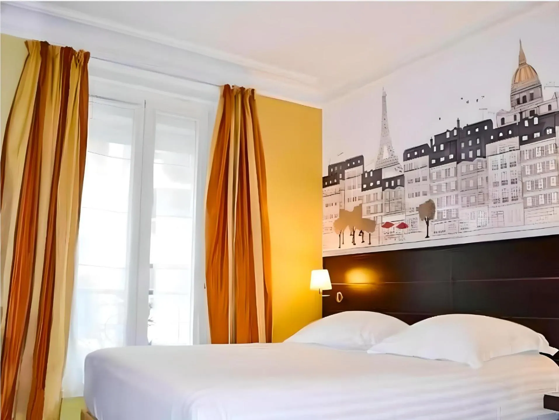 Bed in Hôtel de l'Exposition - Tour Eiffel