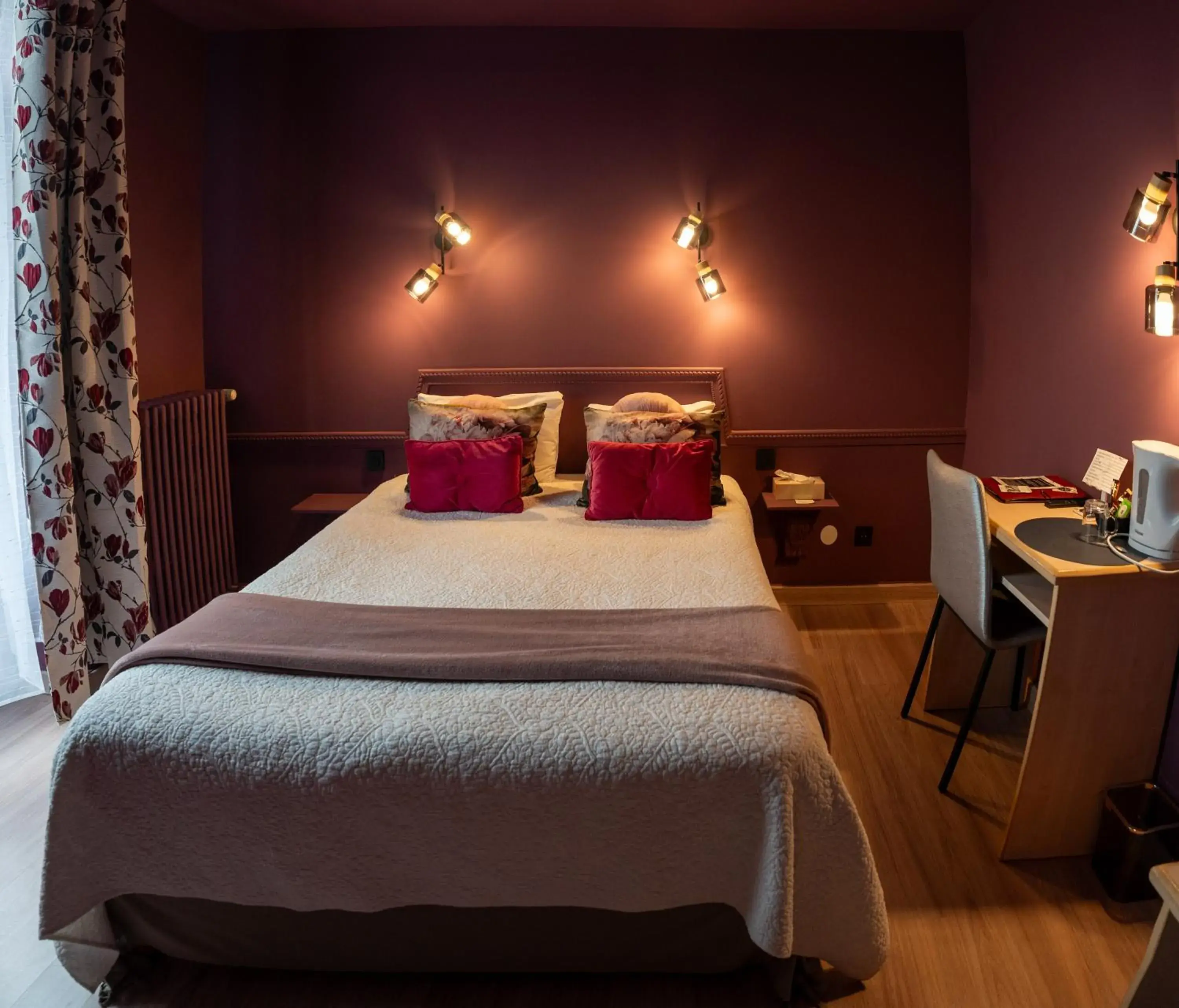 Superior Double Room in HOTEL DES DAUPHINS Superior Double Room in HOTEL DES DAUPHINS