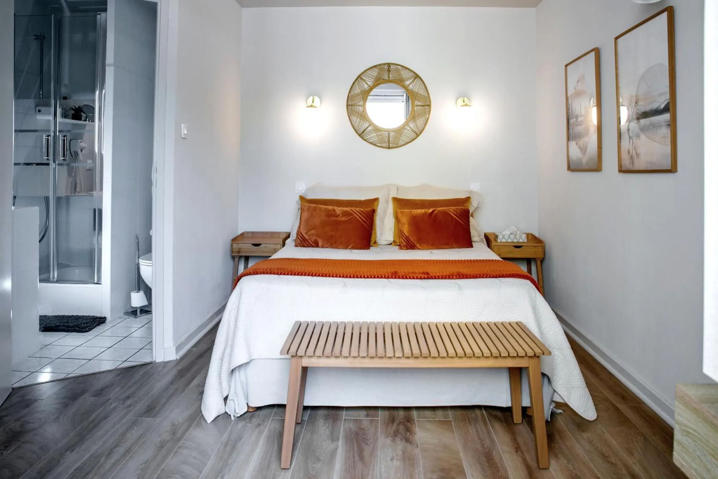 Standard Double Room in HOTEL DES DAUPHINS Standard Double Room in HOTEL DES DAUPHINS