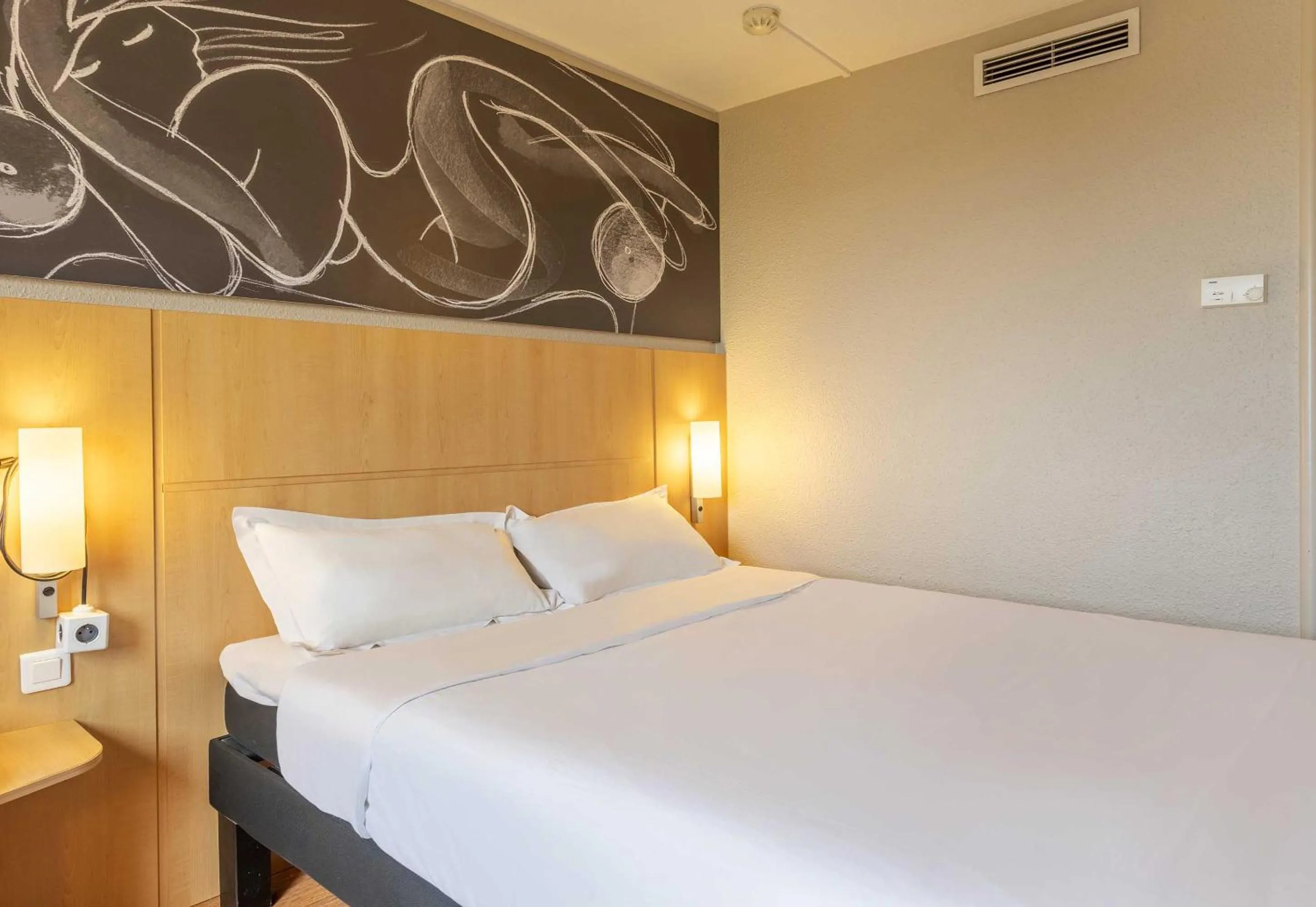 Bedroom, Bed in B&B HOTEL Marseille Bonneveine