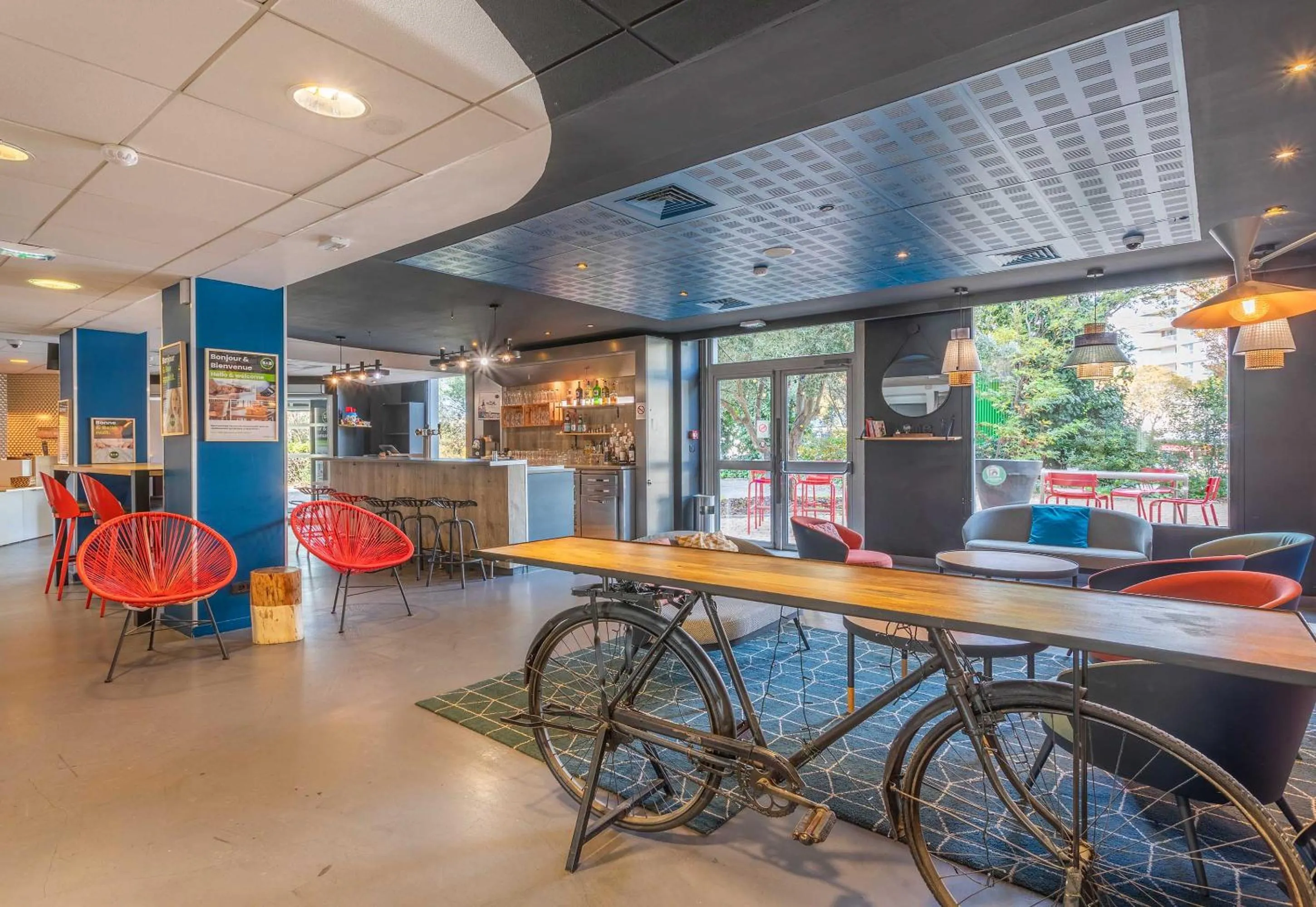 Seating area in B&B HOTEL Marseille Bonneveine