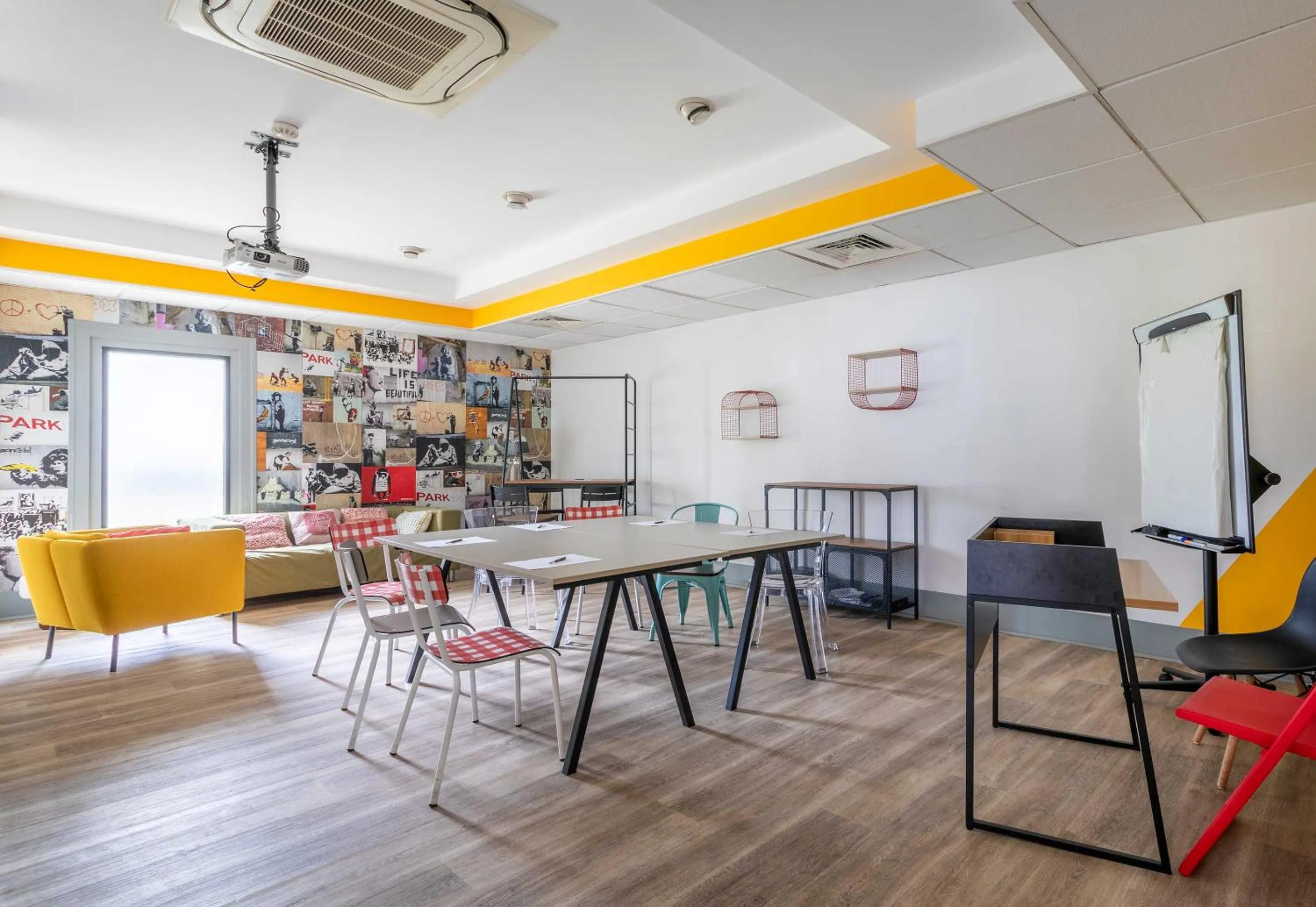 Seating area in B&B HOTEL Marseille Bonneveine