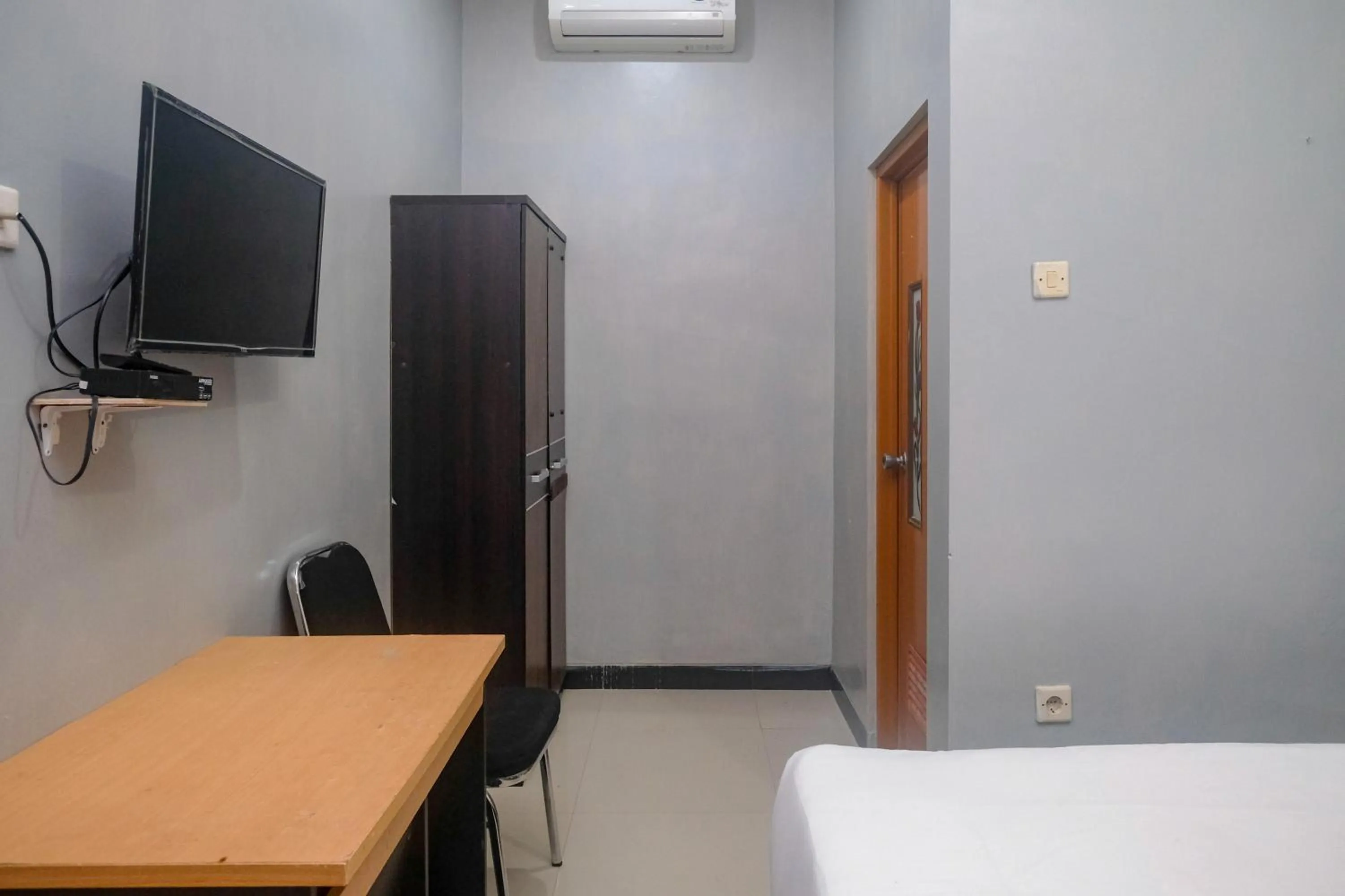 TV and multimedia, Bed in Al Abror Homestay Mandala Krida Mitra RedDoorz