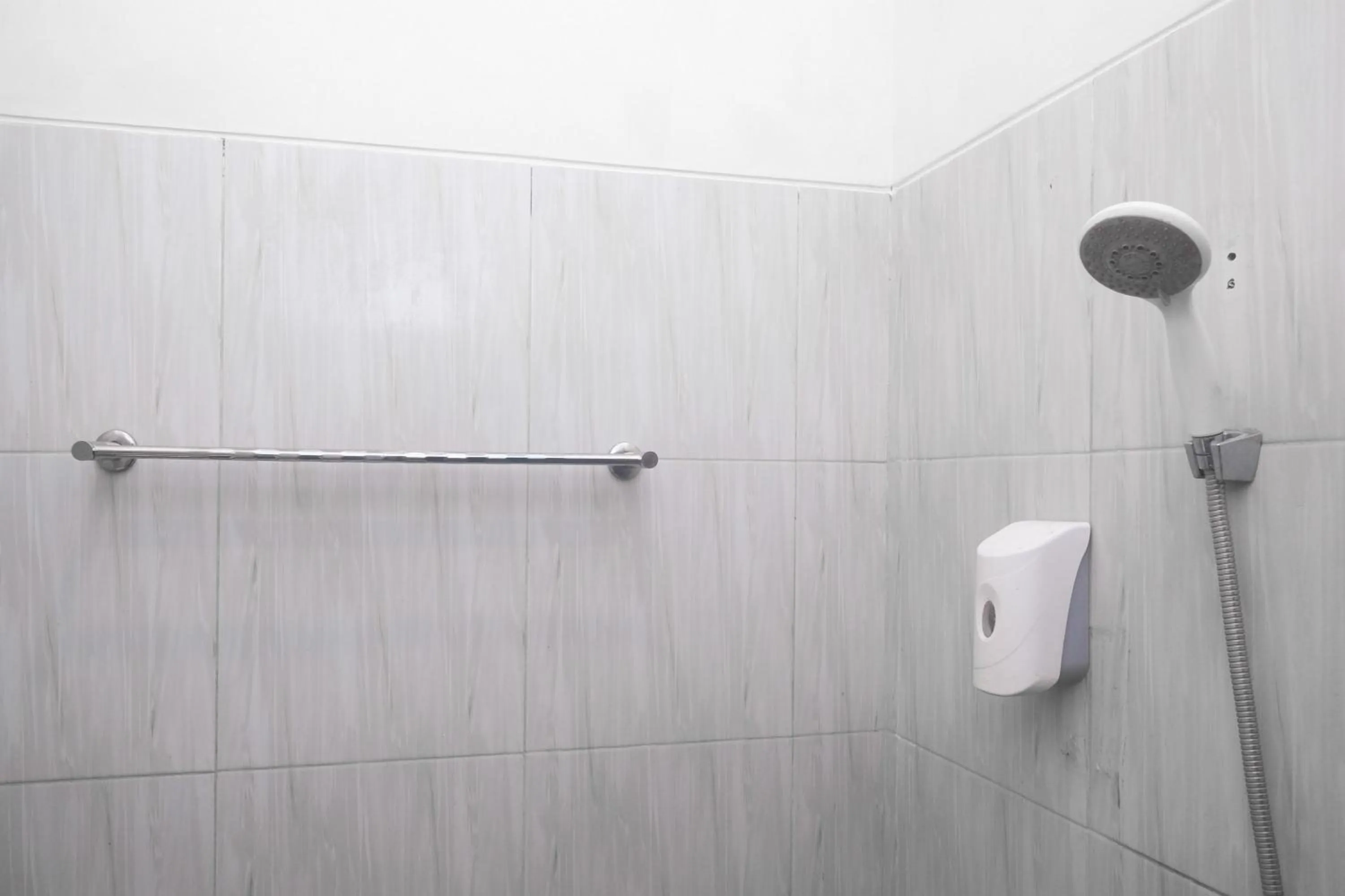 Bathroom in Al Abror Homestay Mandala Krida Mitra RedDoorz