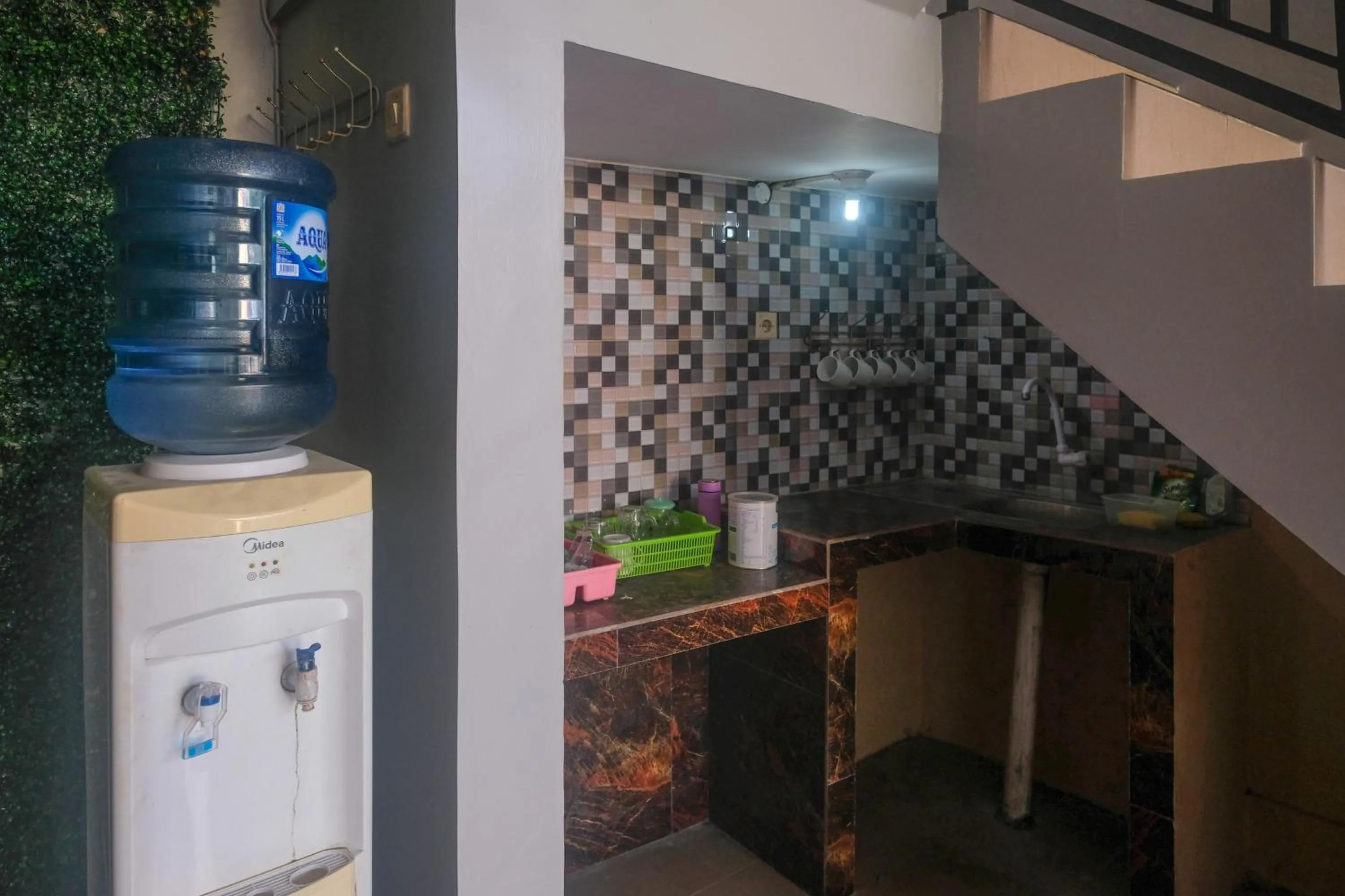 kitchen in Al Abror Homestay Mandala Krida Mitra RedDoorz