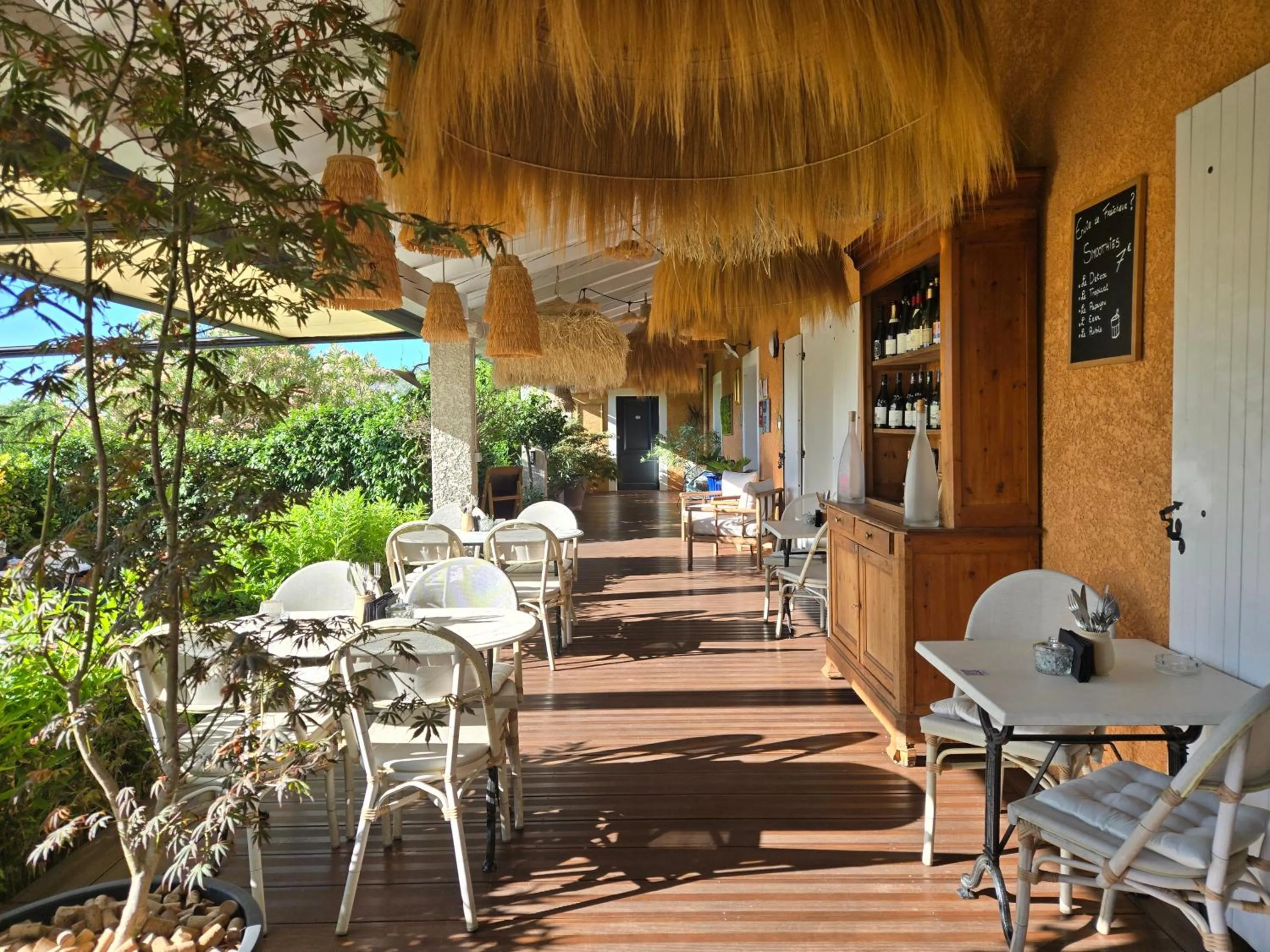 Patio in Hôtel Le SAINT-GENIÈS