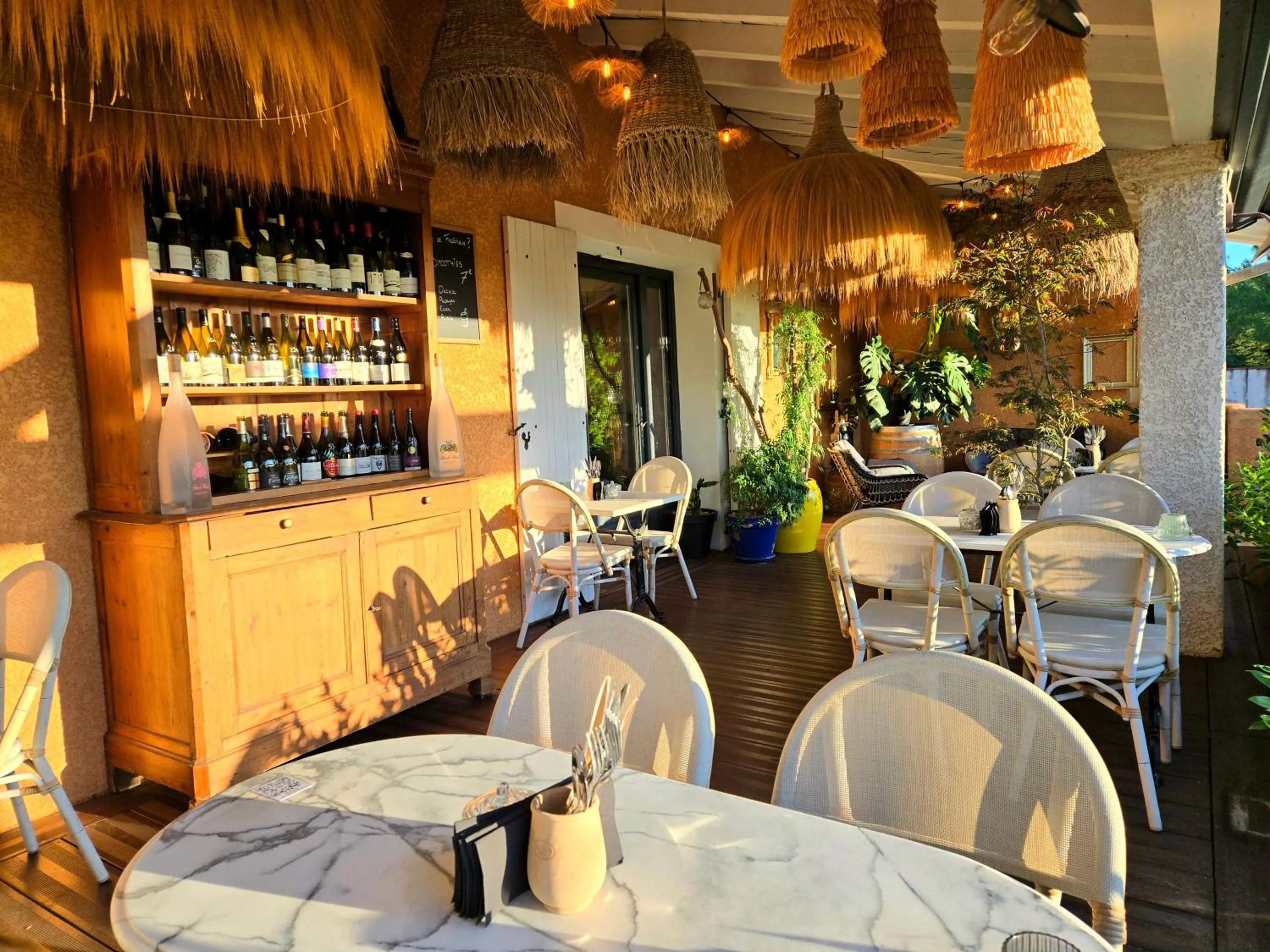 Patio in Hôtel Le SAINT-GENIÈS