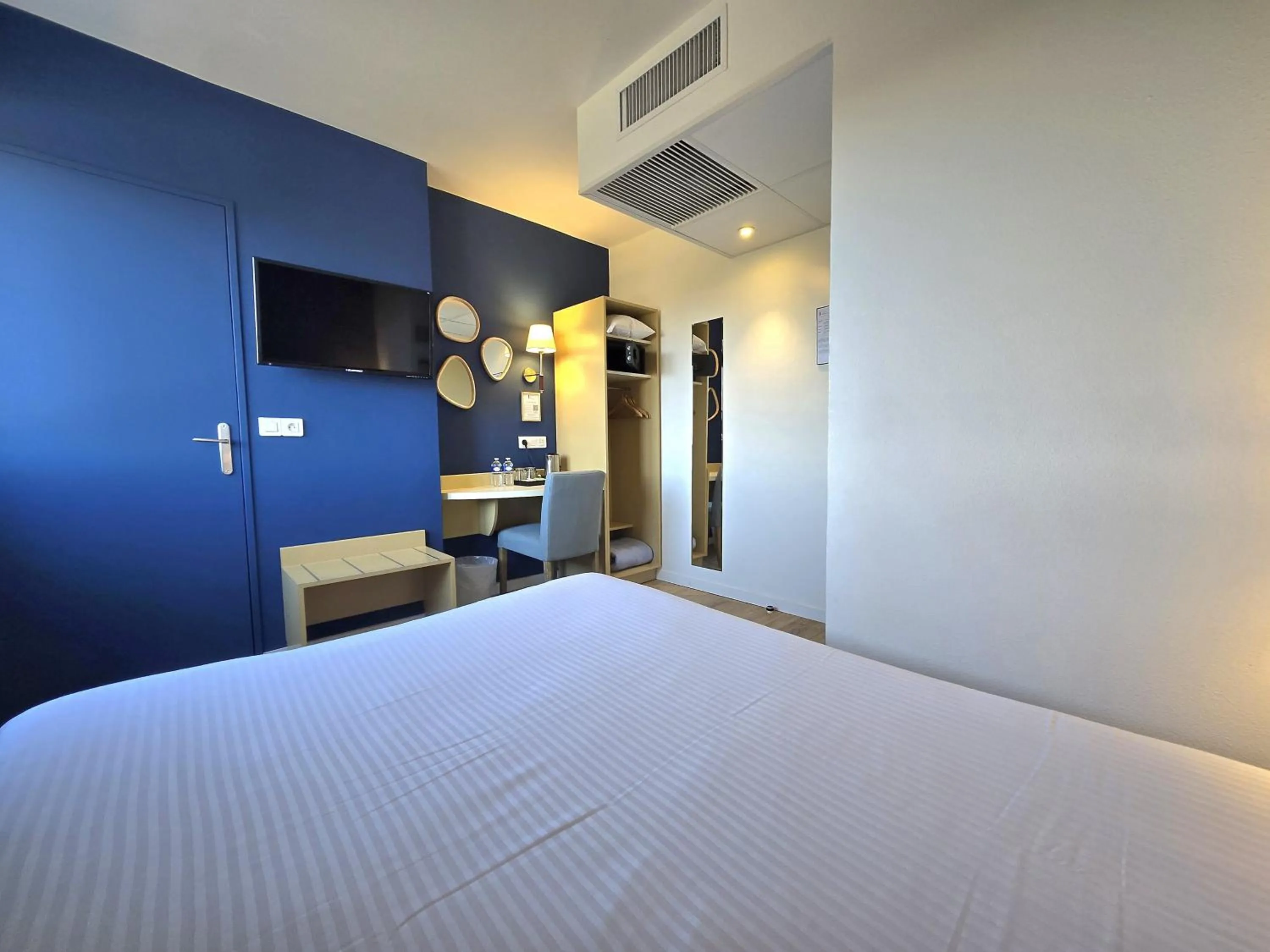 Bedroom, Bed in Hôtel Le SAINT-GENIÈS