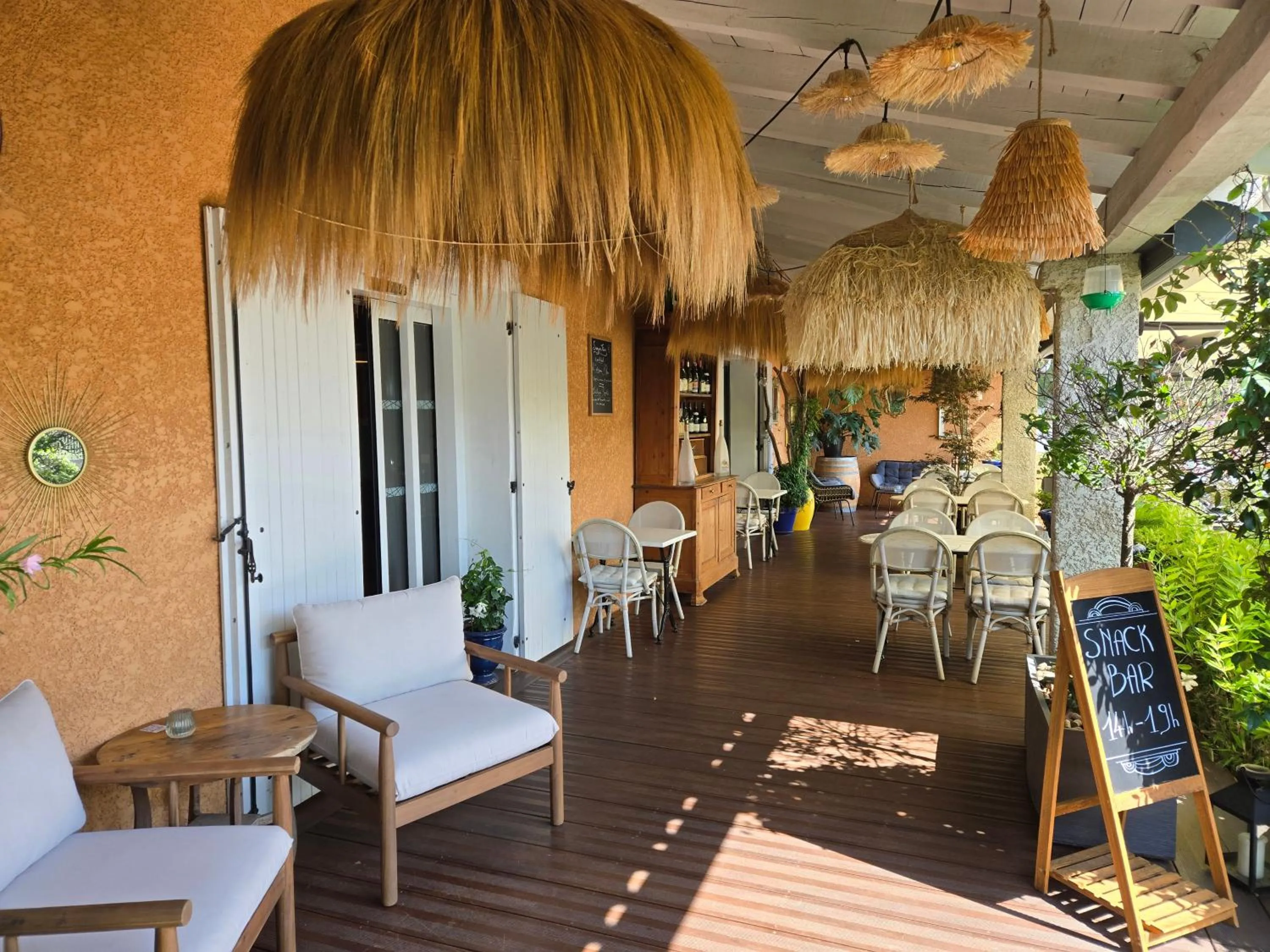 Patio in Hôtel Le SAINT-GENIÈS