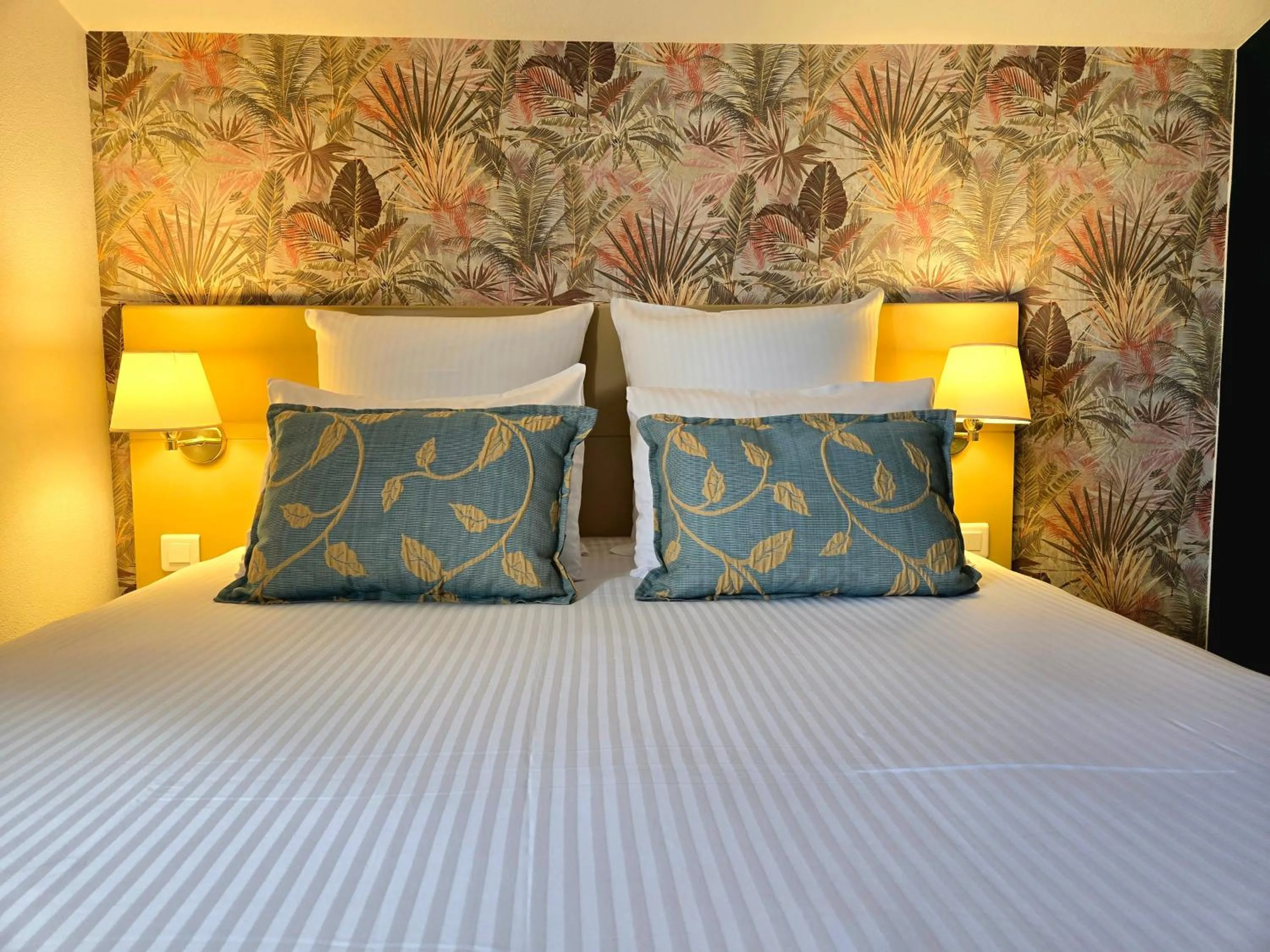 Bedroom, Bed in Hôtel Le SAINT-GENIÈS