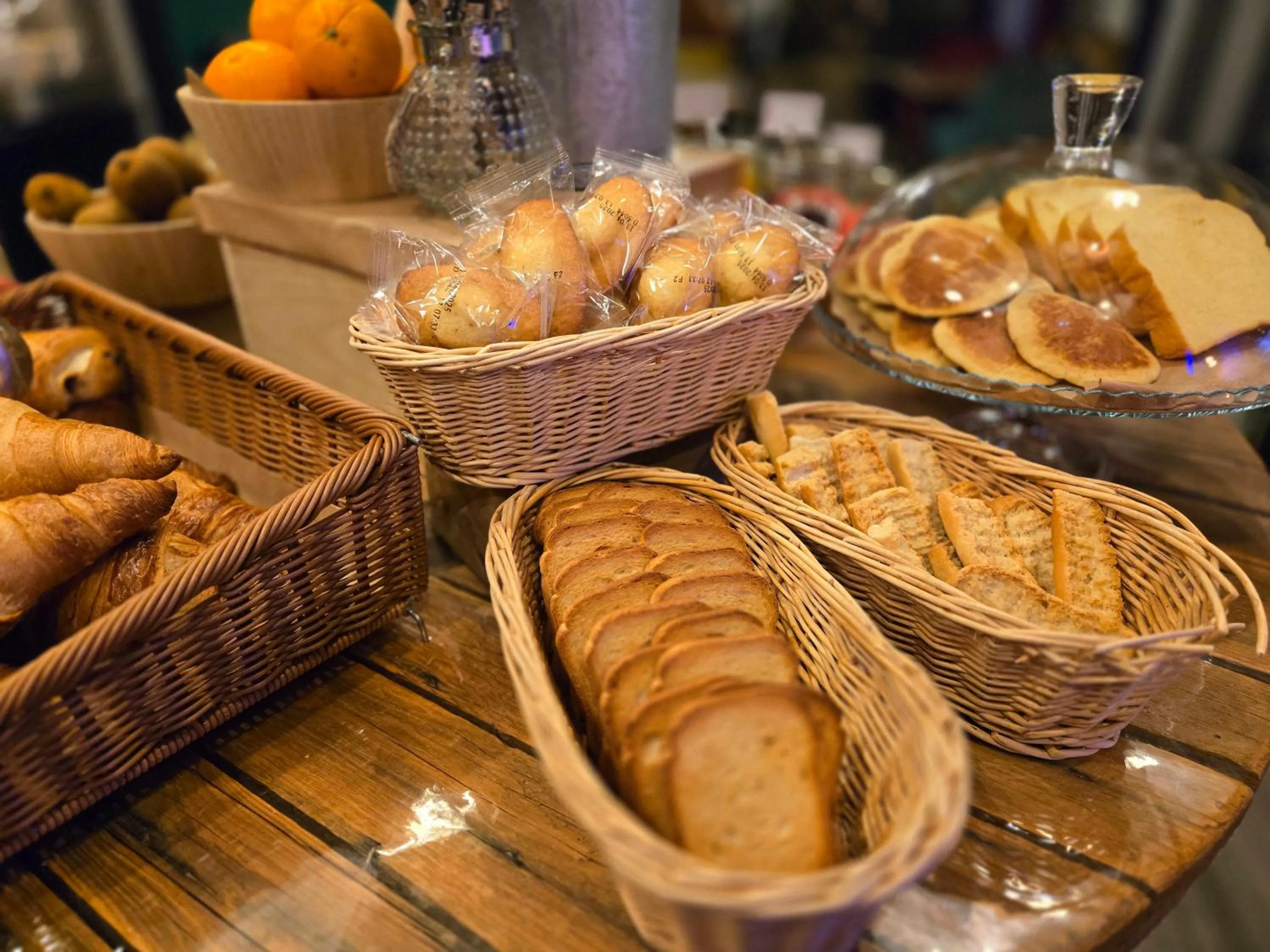 Breakfast in Hôtel Le SAINT-GENIÈS