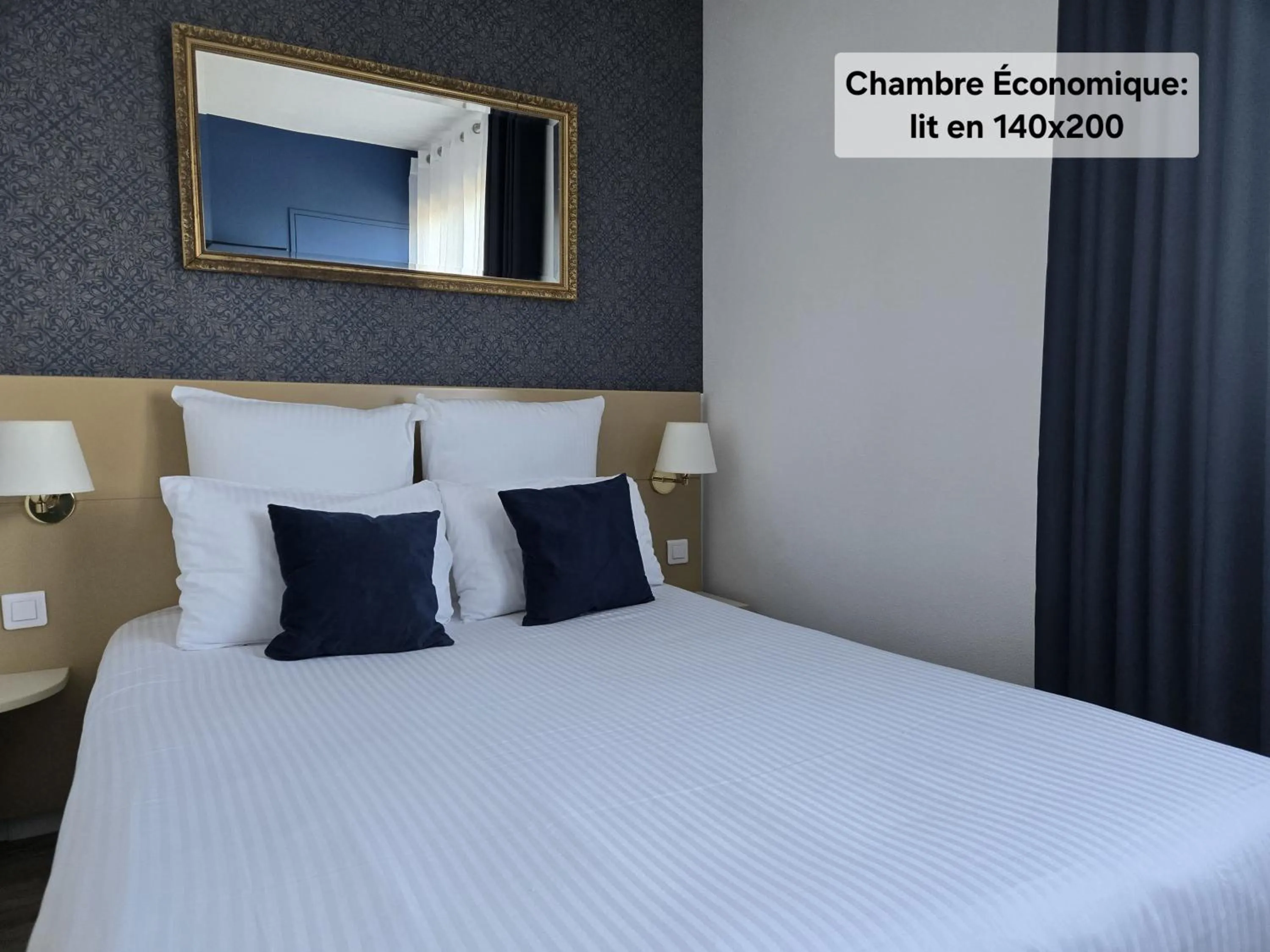 Bed in Hôtel Le SAINT-GENIÈS