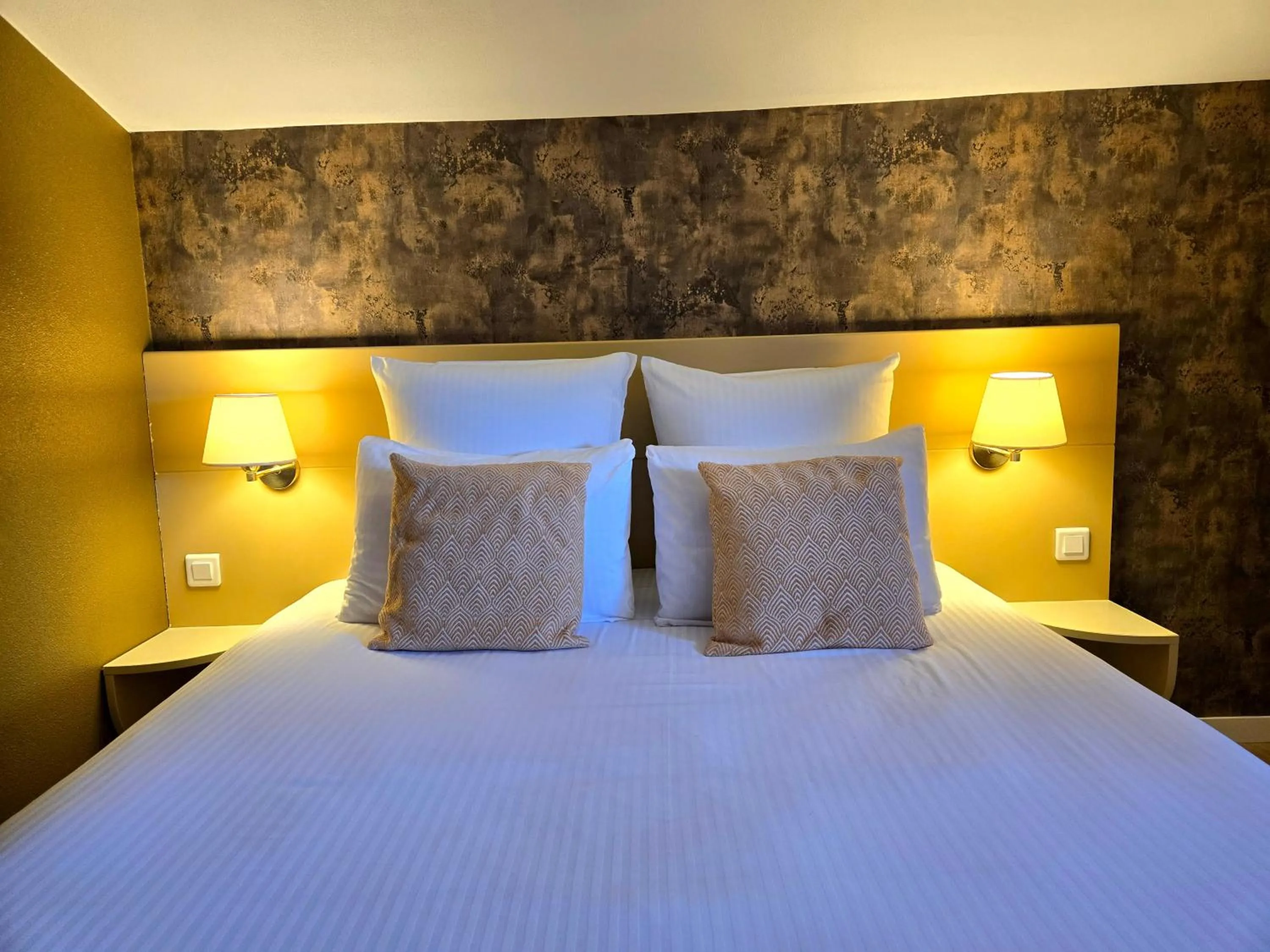 Bed in Hôtel Le SAINT-GENIÈS