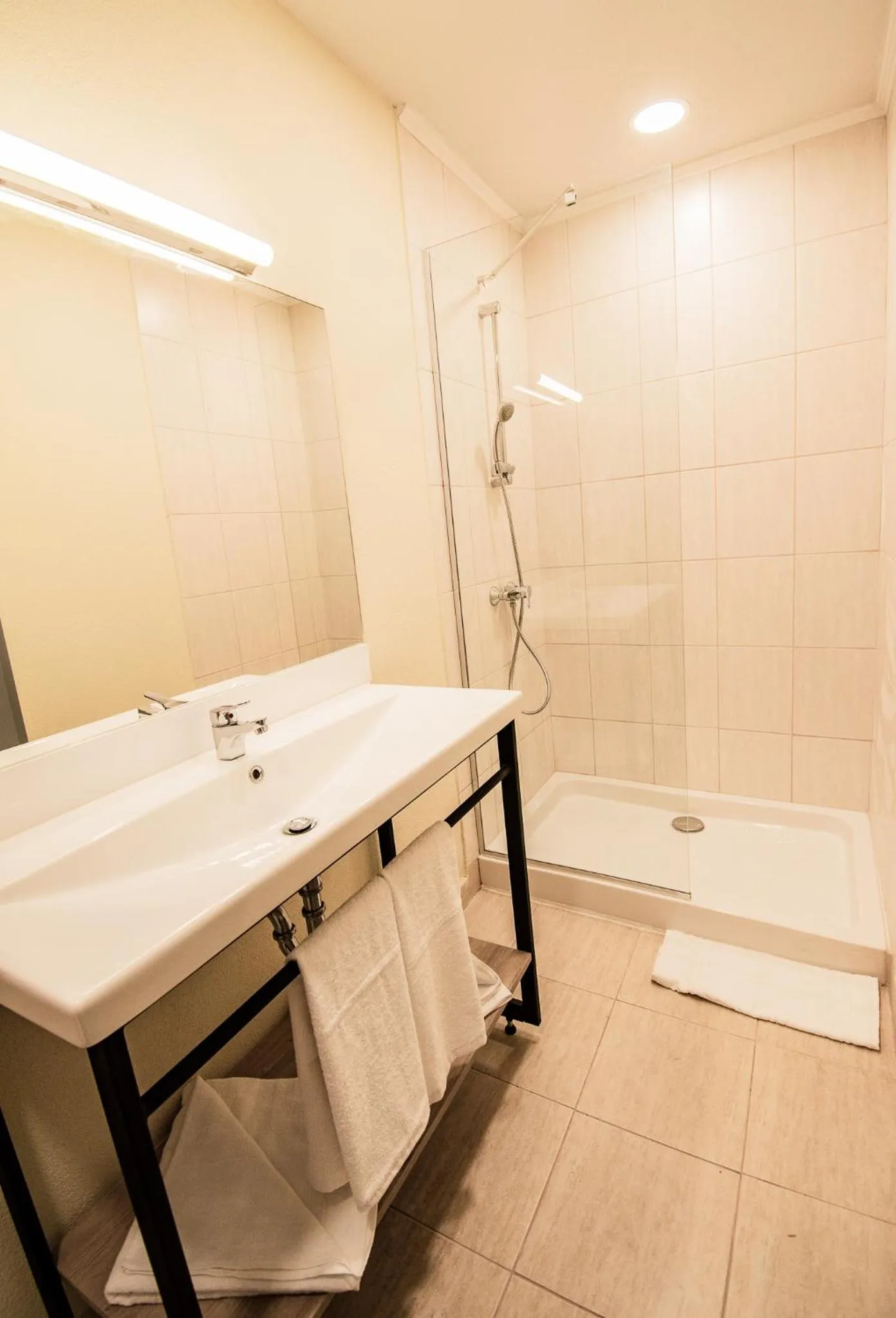 Bathroom in A&M Hotel with free parking