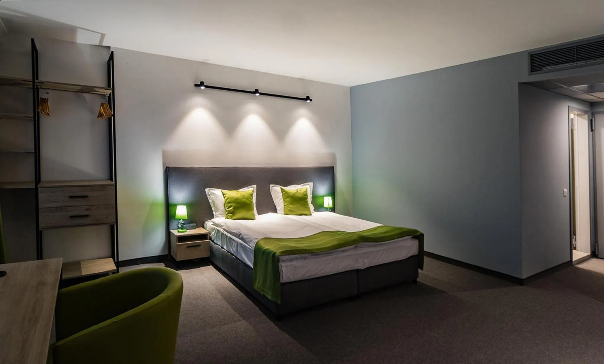 Bed in A&M Hotel with free parking