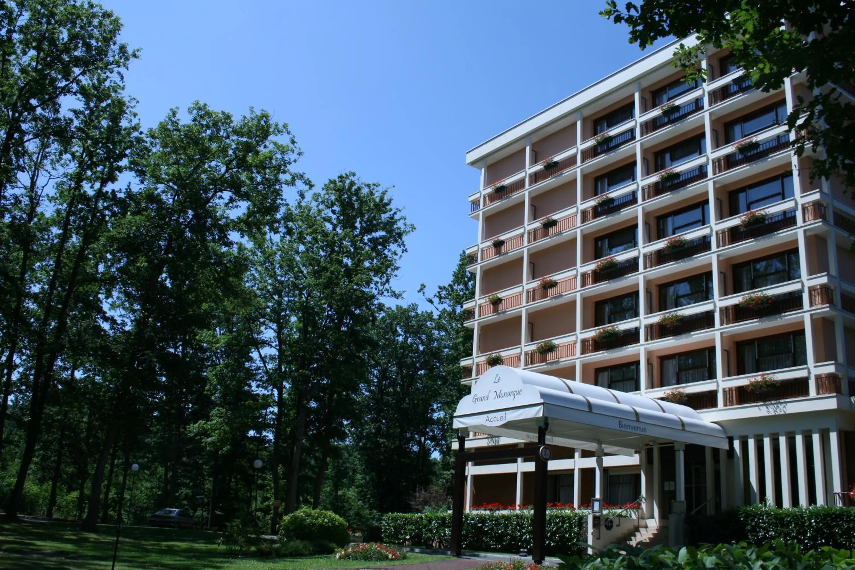 Facade/entrance in Le Grand Monarque