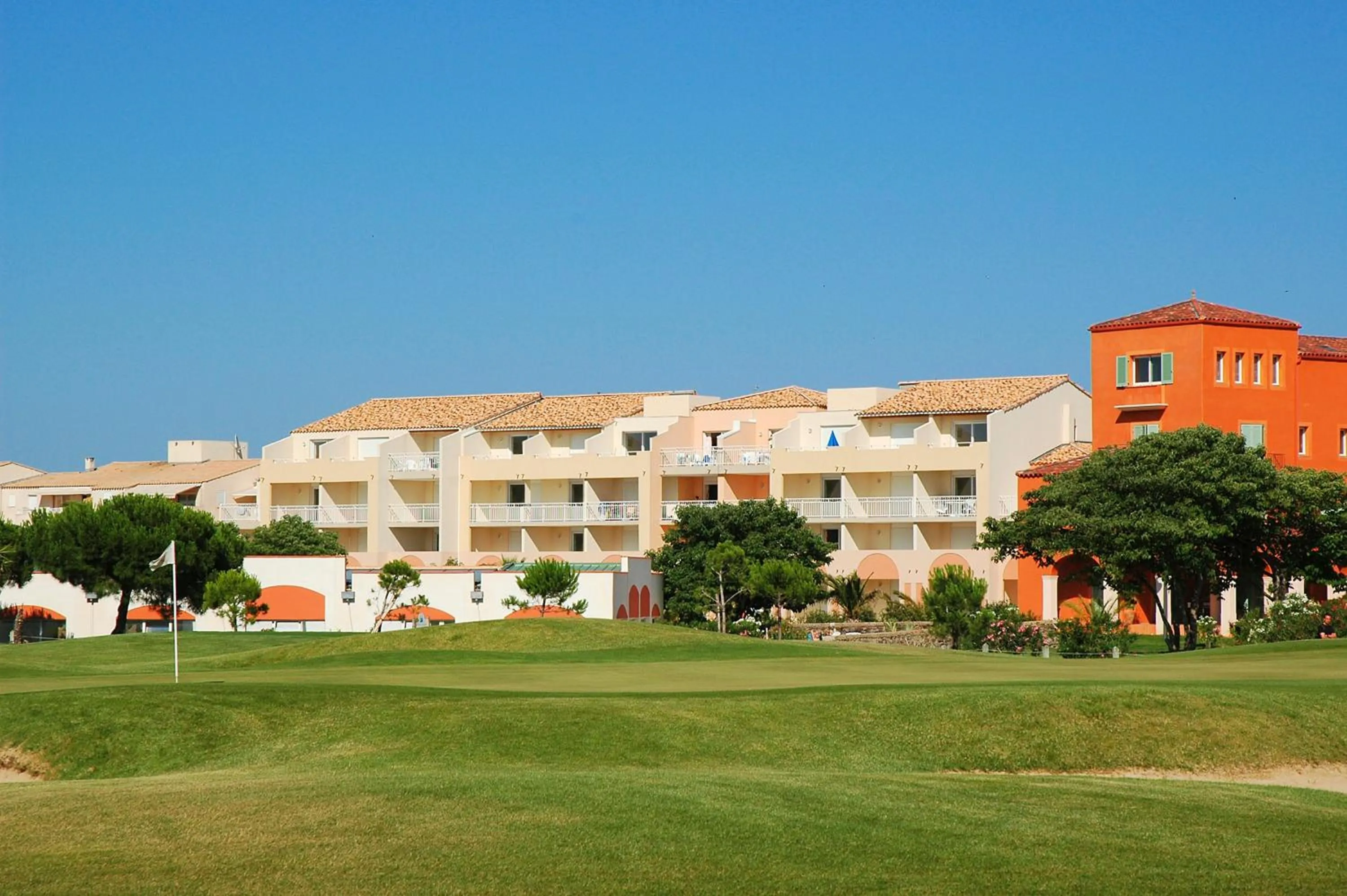 Facade/entrance in Vacancéole - Résidence Le Palmyra Golf