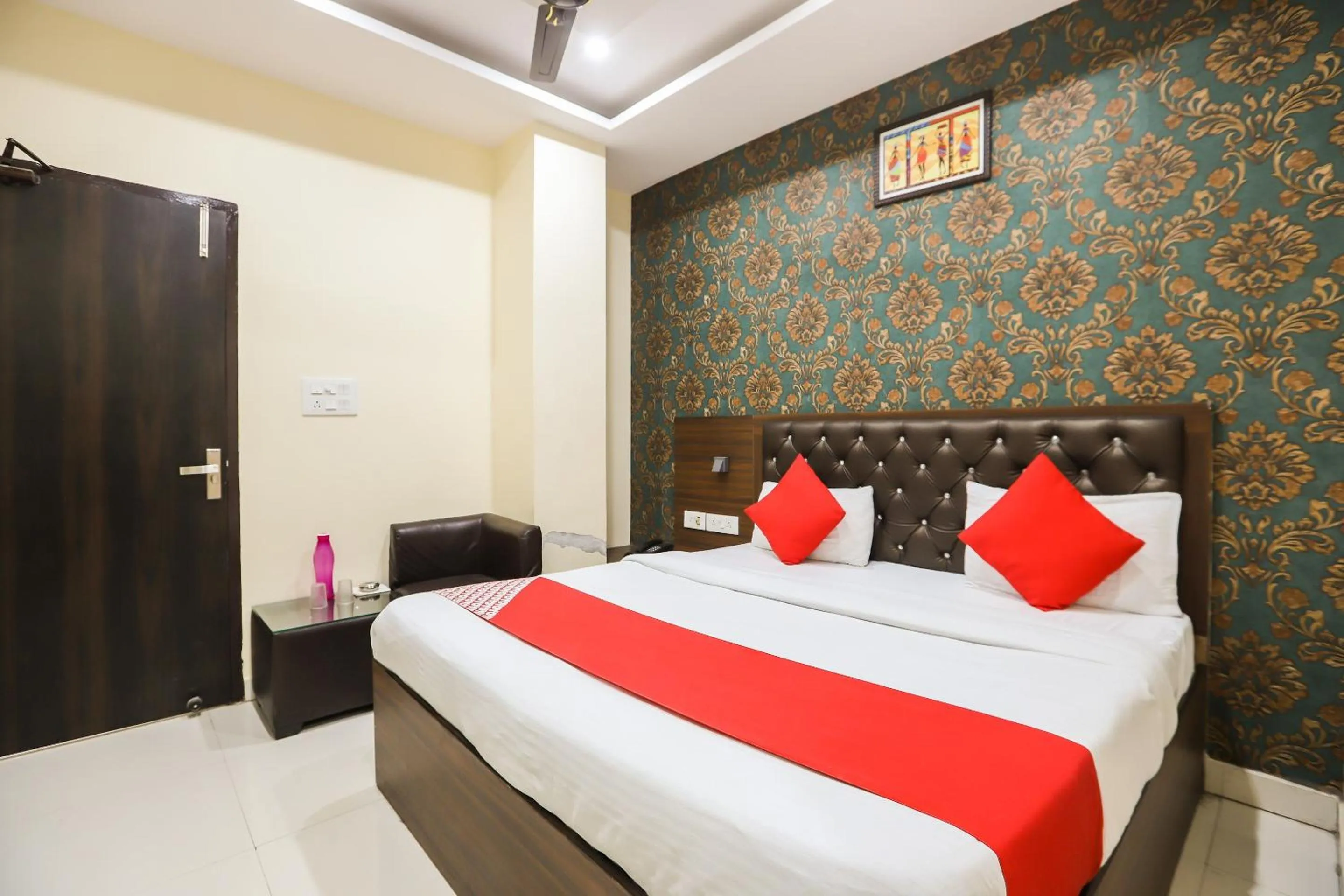 Facade/entrance, Bed in Hotel O City Residency