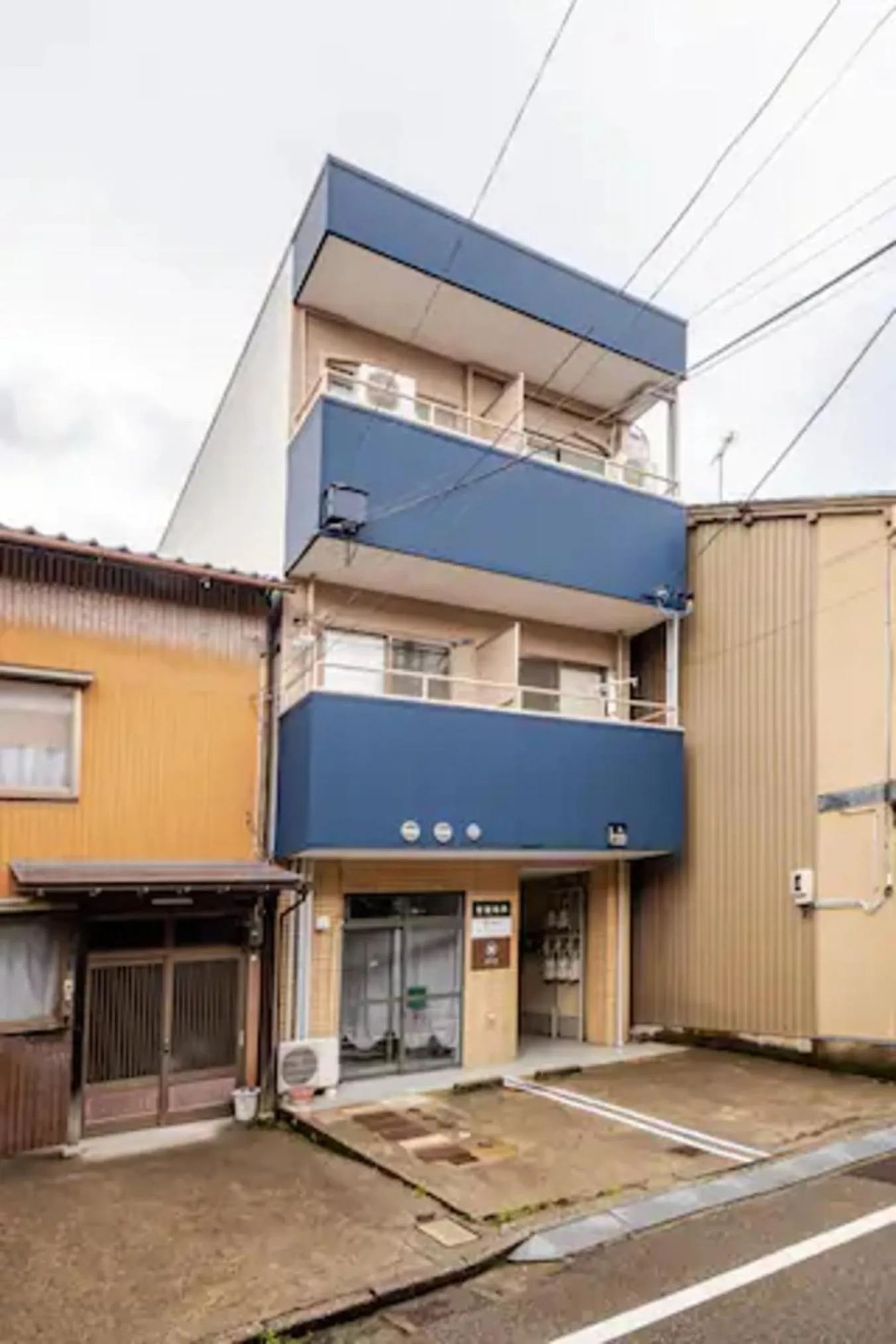 Property building in Kanazawa-Hachitabi Kasaichi
