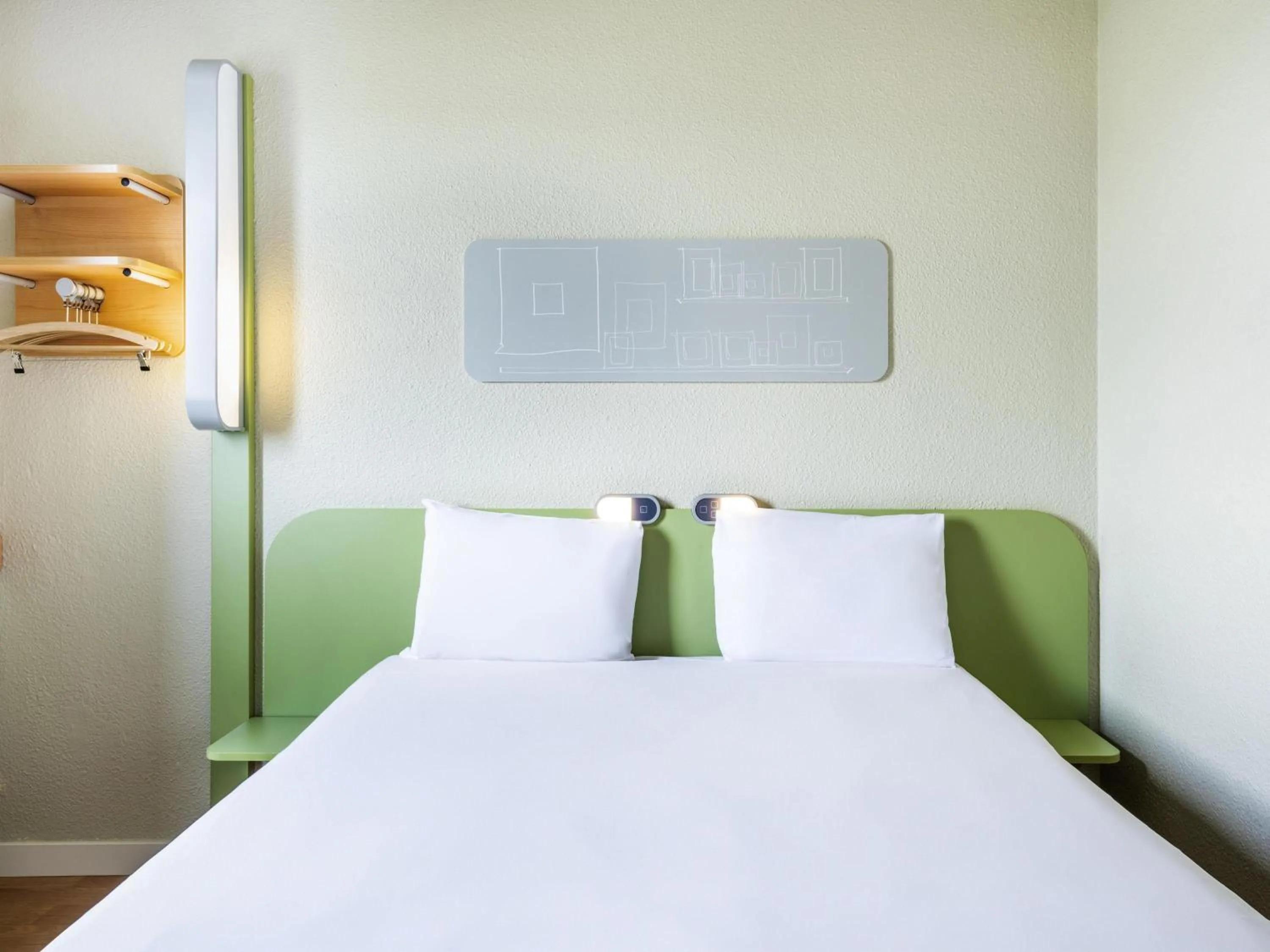 Bedroom, Bed in ibis budget Paris Porte de Bercy