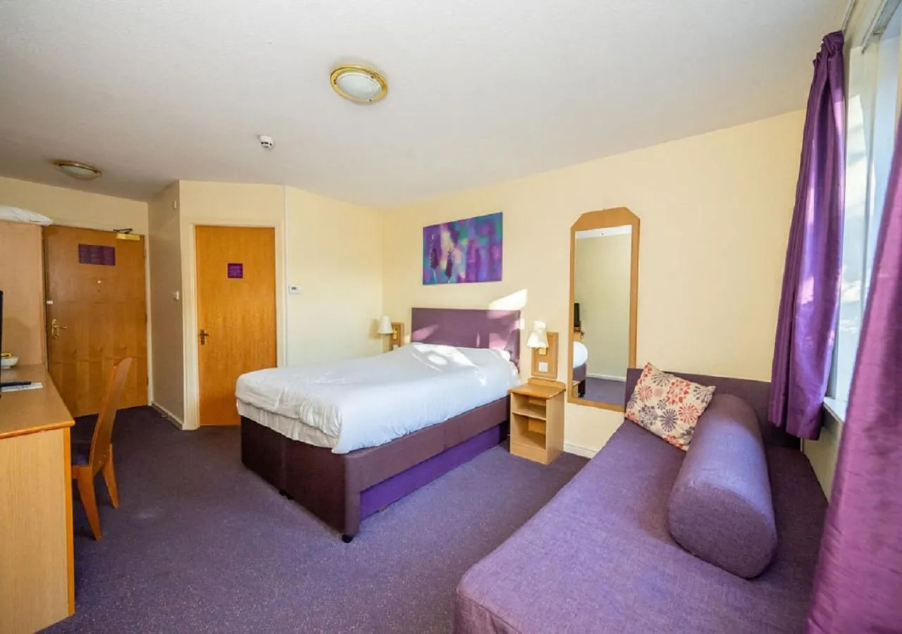 Bedroom, Bed in Stables Inn, Aintree