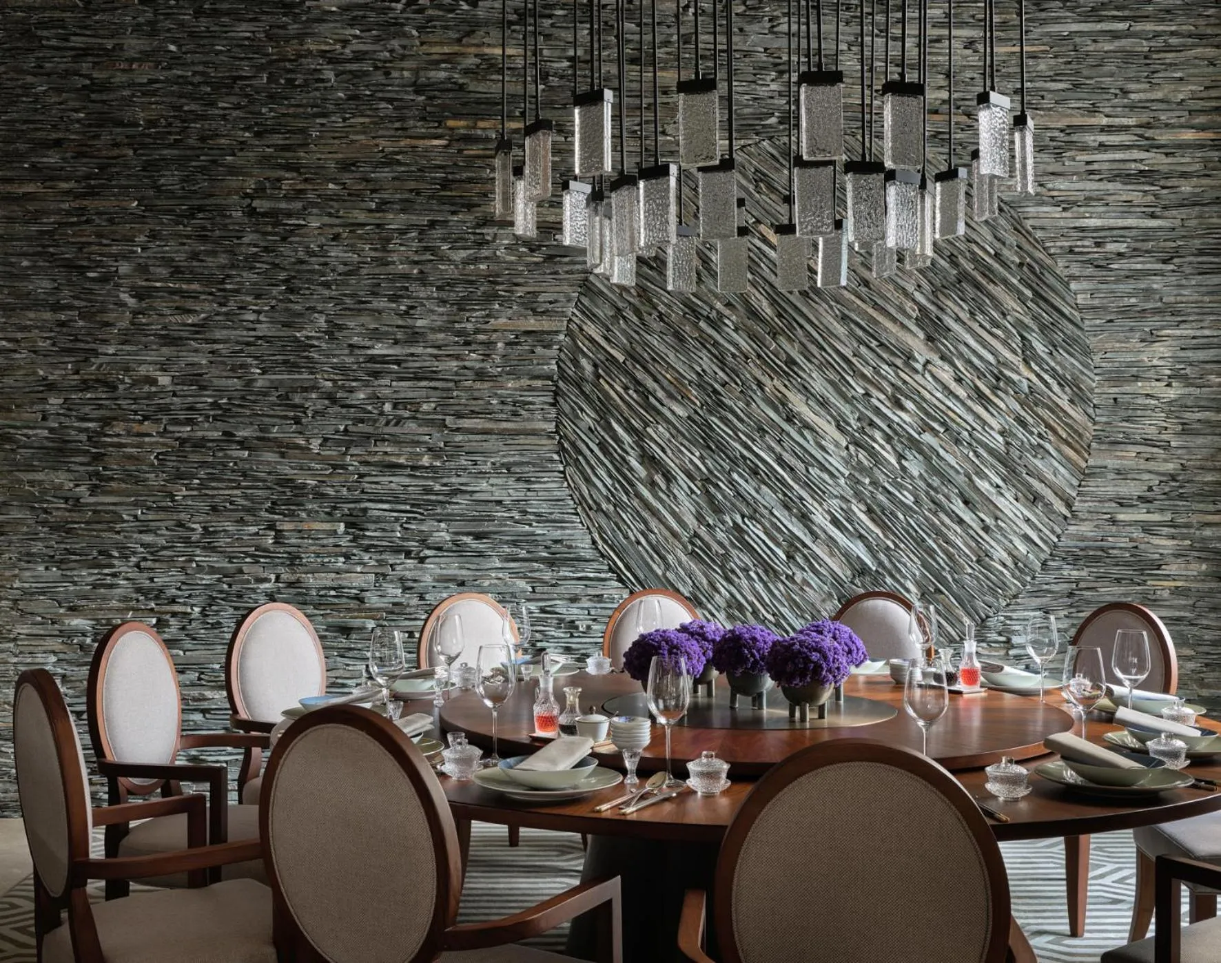 Restaurant/places to eat in Rosewood Guangzhou, enjoy free shuttle bus service between the hotel and the Canton Fair Complex during the Canton Fair