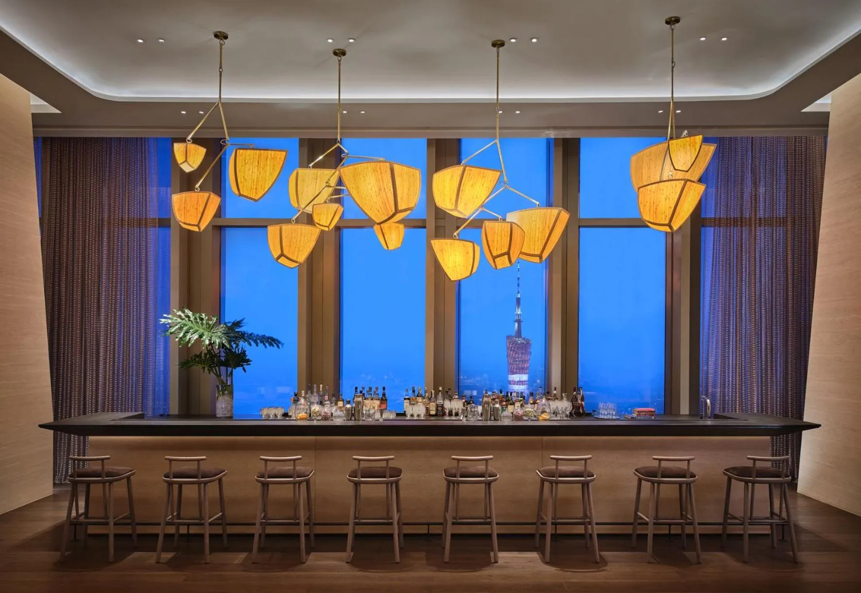 Restaurant/places to eat in Rosewood Guangzhou, enjoy free shuttle bus service between the hotel and the Canton Fair Complex during the Canton Fair