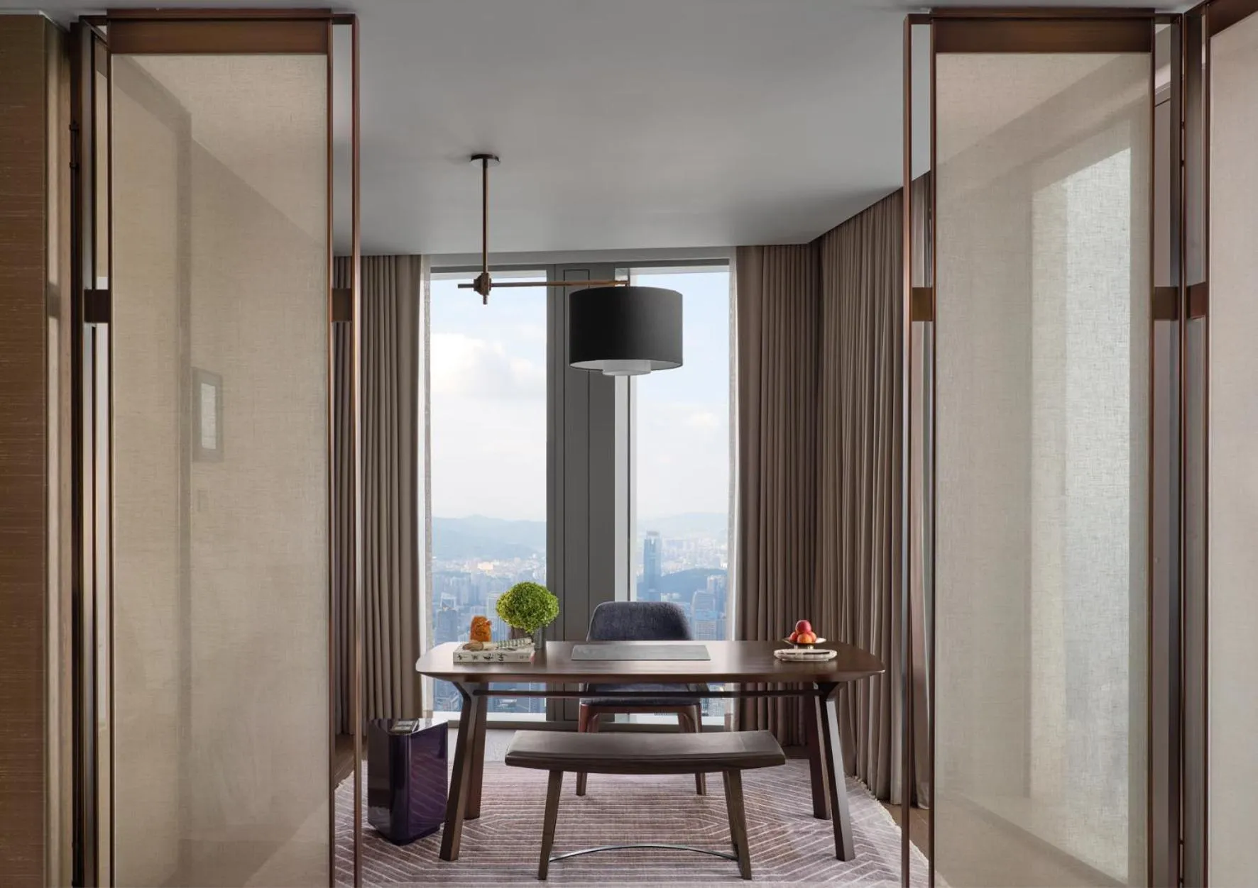 Seating area in Rosewood Guangzhou, enjoy free shuttle bus service between the hotel and the Canton Fair Complex during the Canton Fair