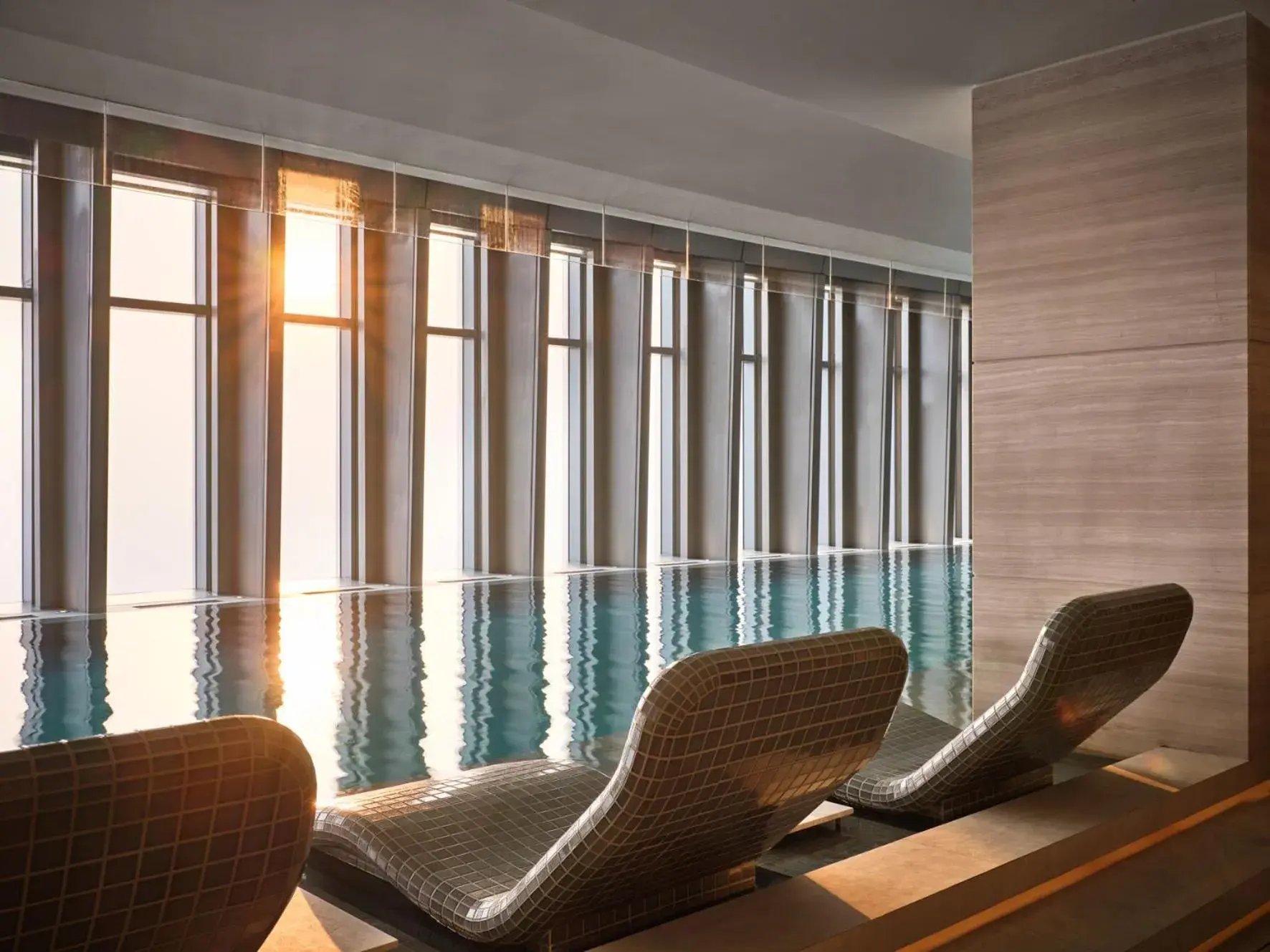 Swimming pool in Rosewood Guangzhou, enjoy free shuttle bus service between the hotel and the Canton Fair Complex during the Canton Fair Swimming pool in Rosewood Guangzhou, enjoy free shuttle bus service between the hotel and the Canton Fair Complex during the Canton Fair