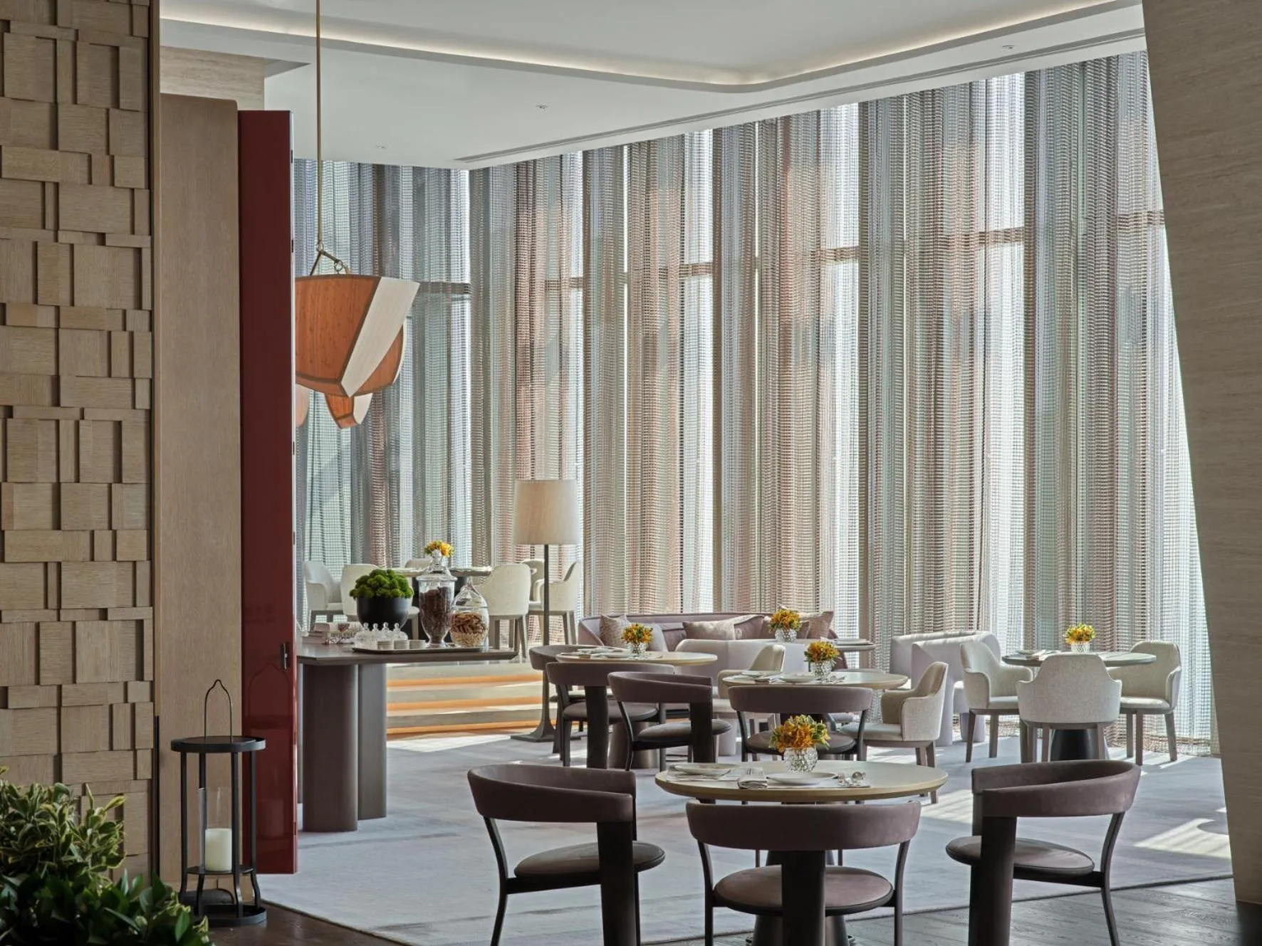 Restaurant/places to eat in Rosewood Guangzhou, enjoy free shuttle bus service between the hotel and the Canton Fair Complex during the Canton Fair