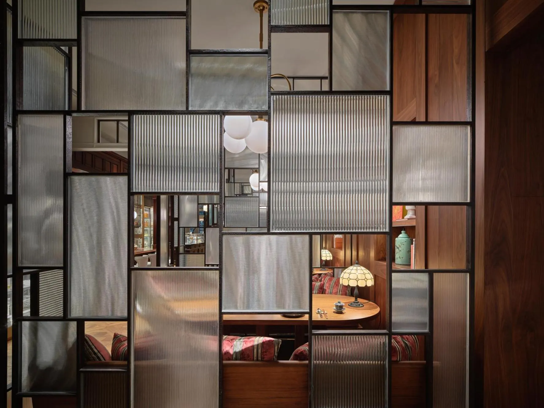 Restaurant/places to eat in Rosewood Guangzhou, enjoy free shuttle bus service between the hotel and the Canton Fair Complex during the Canton Fair