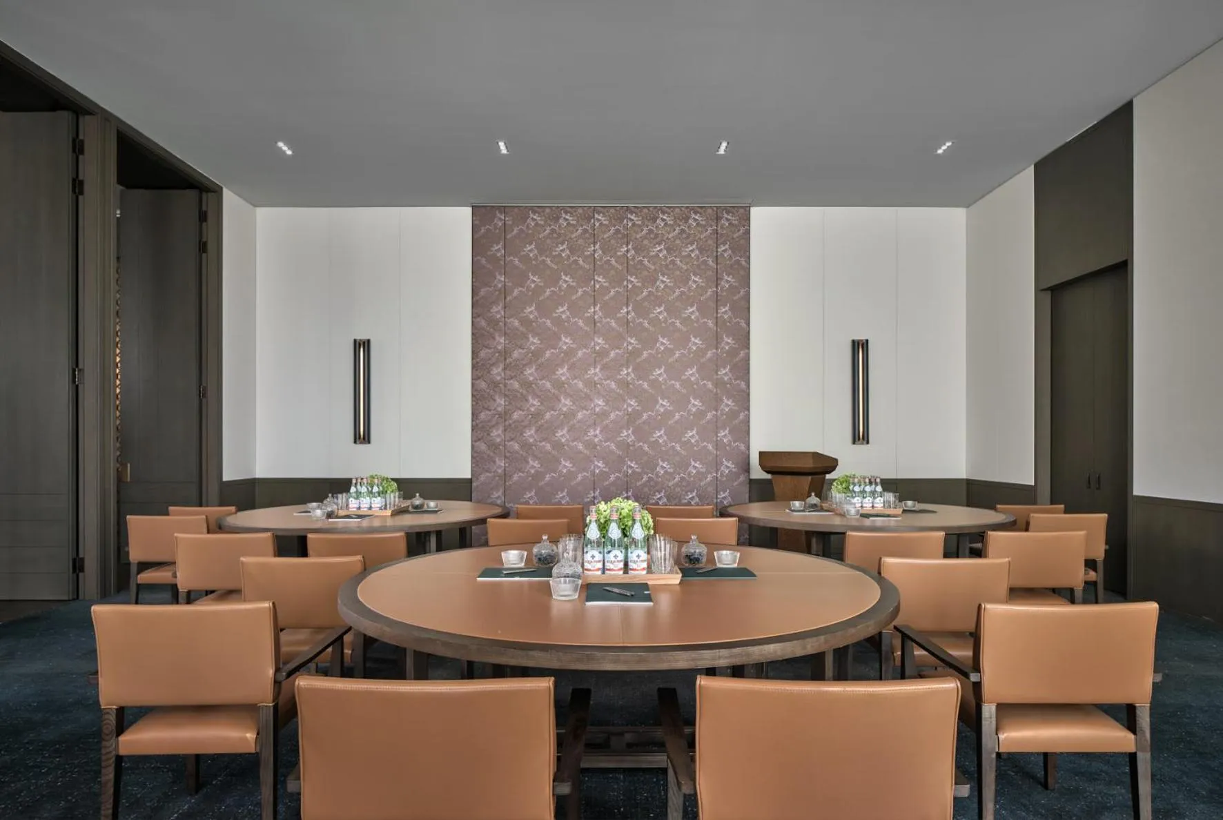 Meeting/conference room in Rosewood Guangzhou, enjoy free shuttle bus service between the hotel and the Canton Fair Complex during the Canton Fair