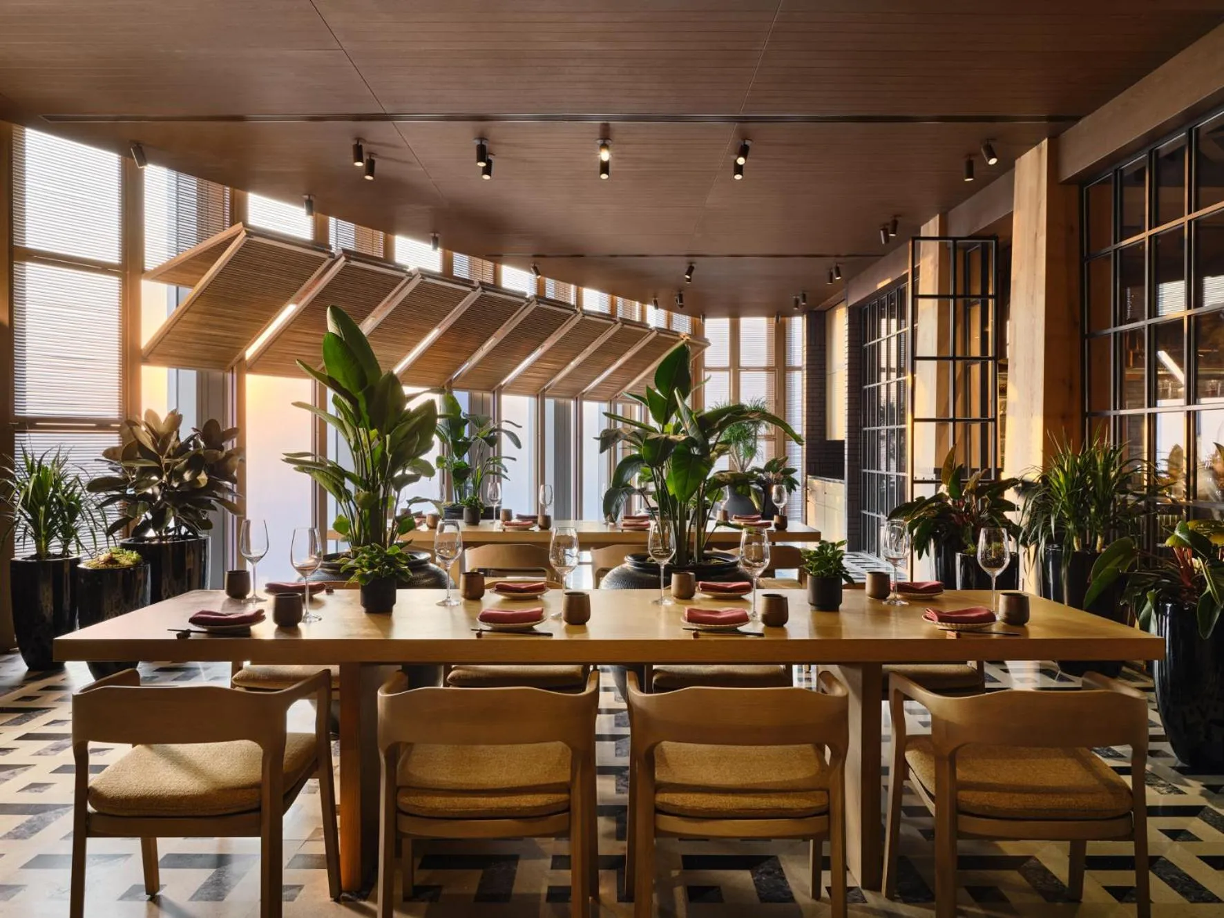 Restaurant/places to eat in Rosewood Guangzhou, enjoy free shuttle bus service between the hotel and the Canton Fair Complex during the Canton Fair