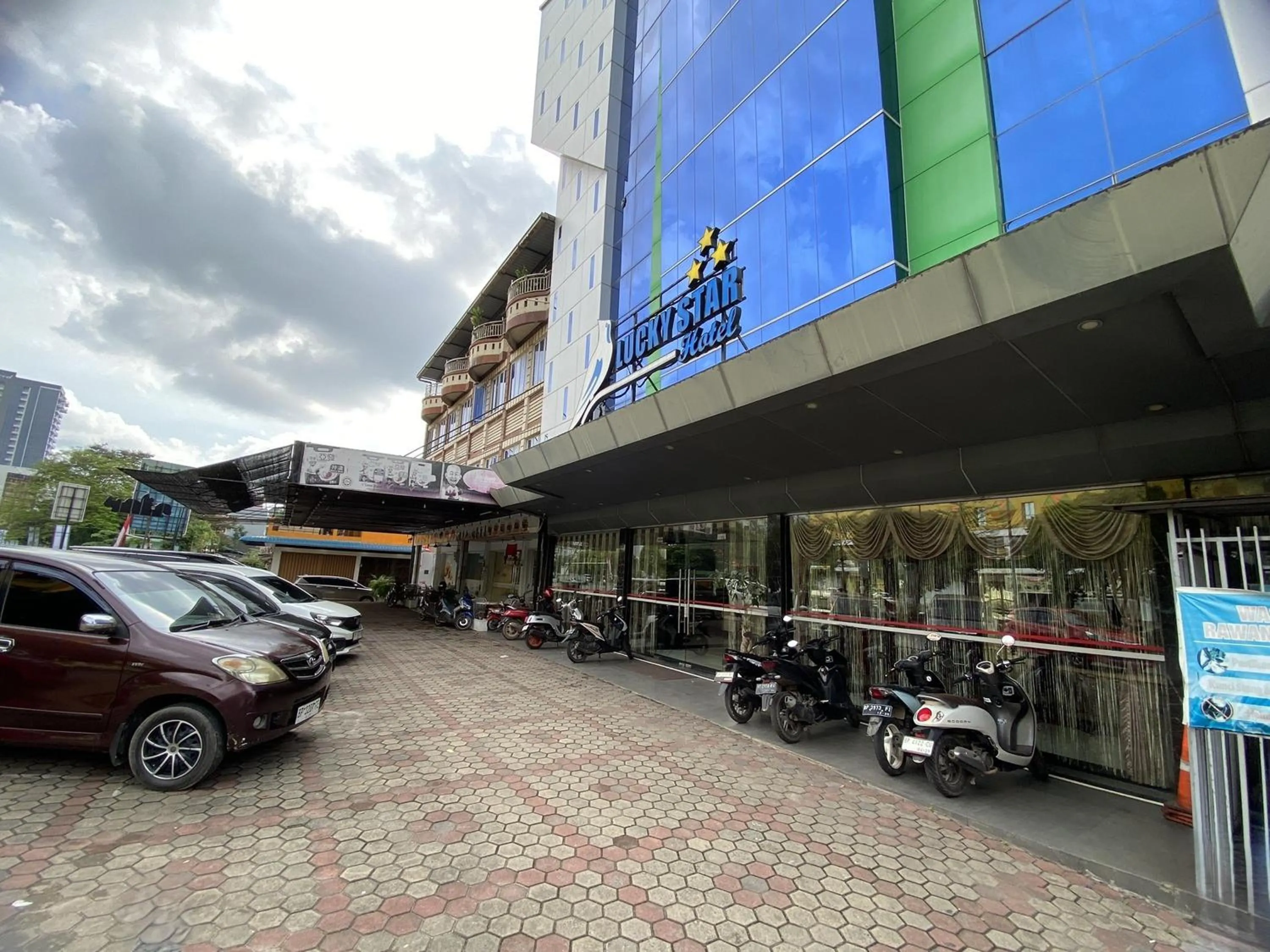 Property building in Lucky Star Hotel Near Harbour Bay Batam