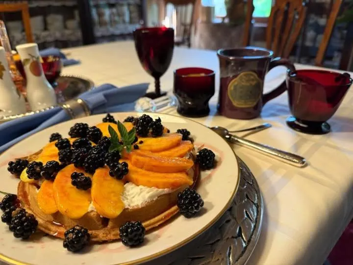 Food and drinks in The Queen, A Victorian Bed & Breakfast