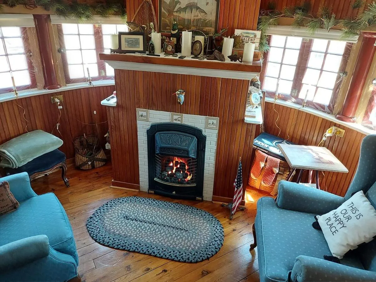 Seating area in The Queen, A Victorian Bed & Breakfast