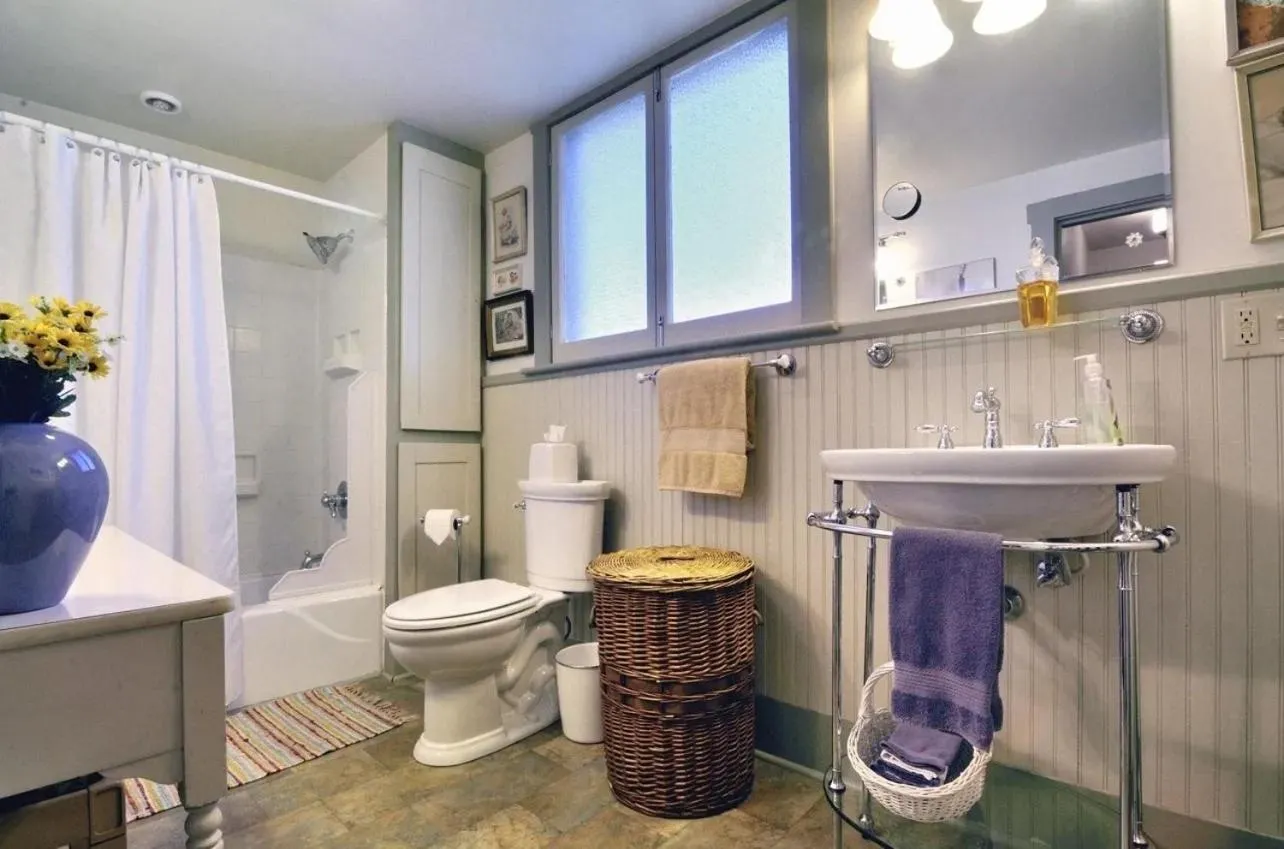 Shower in The Queen, A Victorian Bed & Breakfast