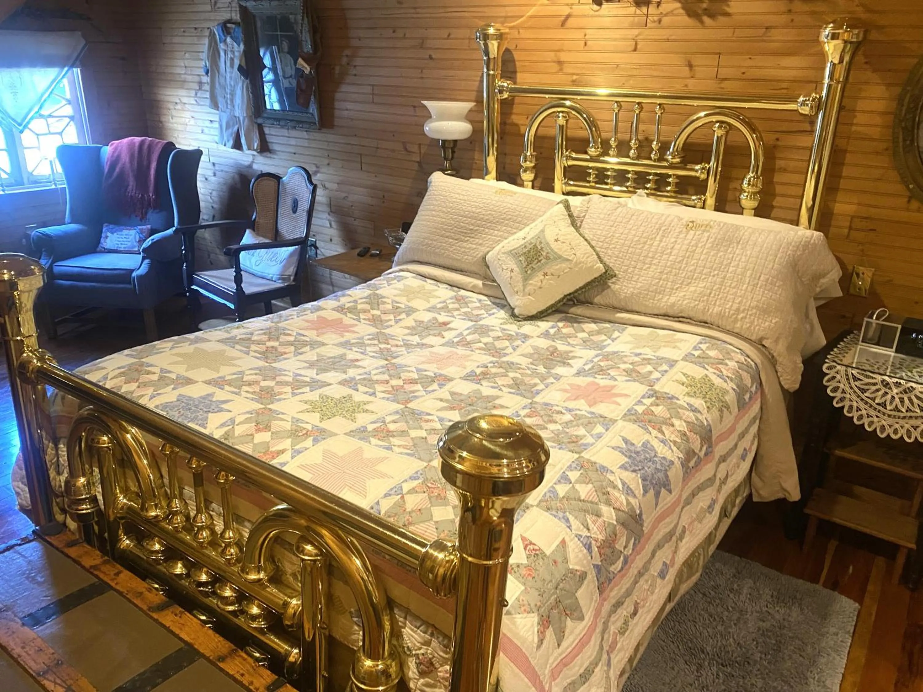 Bed in The Queen, A Victorian Bed & Breakfast