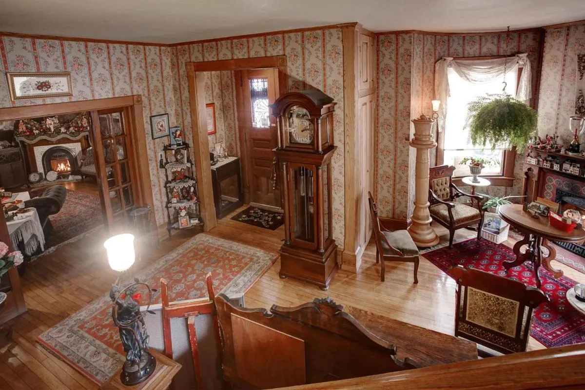 Communal lounge/ TV room in The Queen, A Victorian Bed & Breakfast