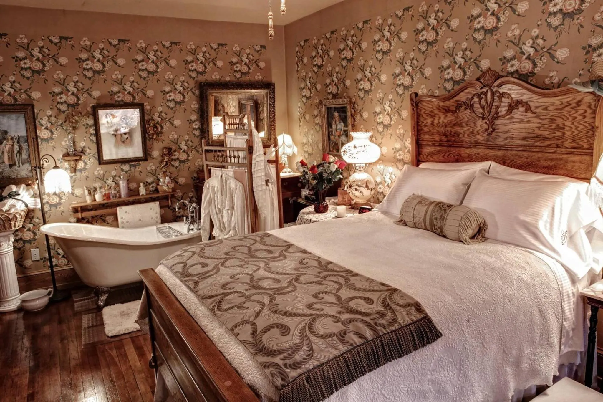 Bed in The Queen, A Victorian Bed & Breakfast