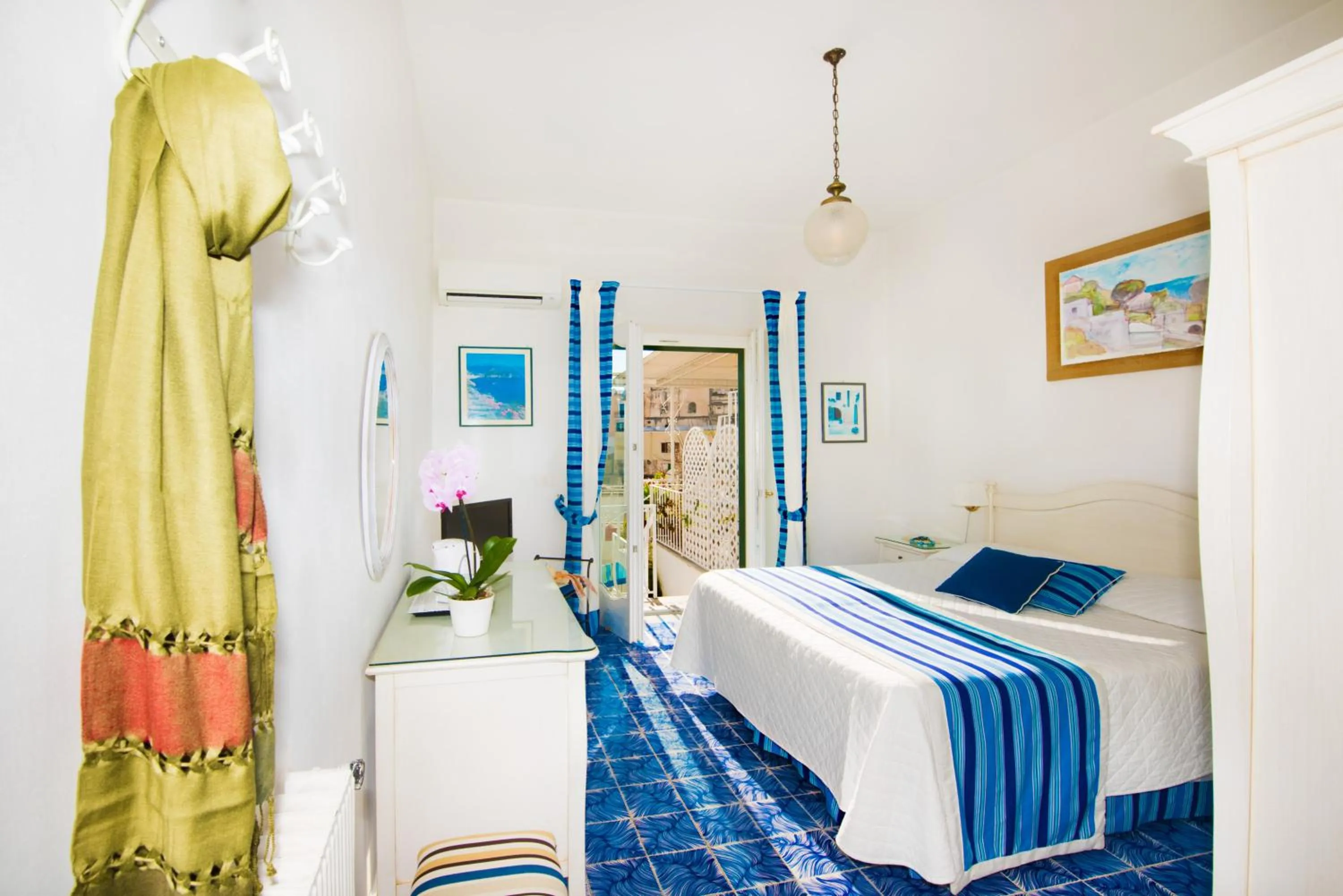 Photo of the whole room, Bed in Hotel Villa Delle Palme in Positano