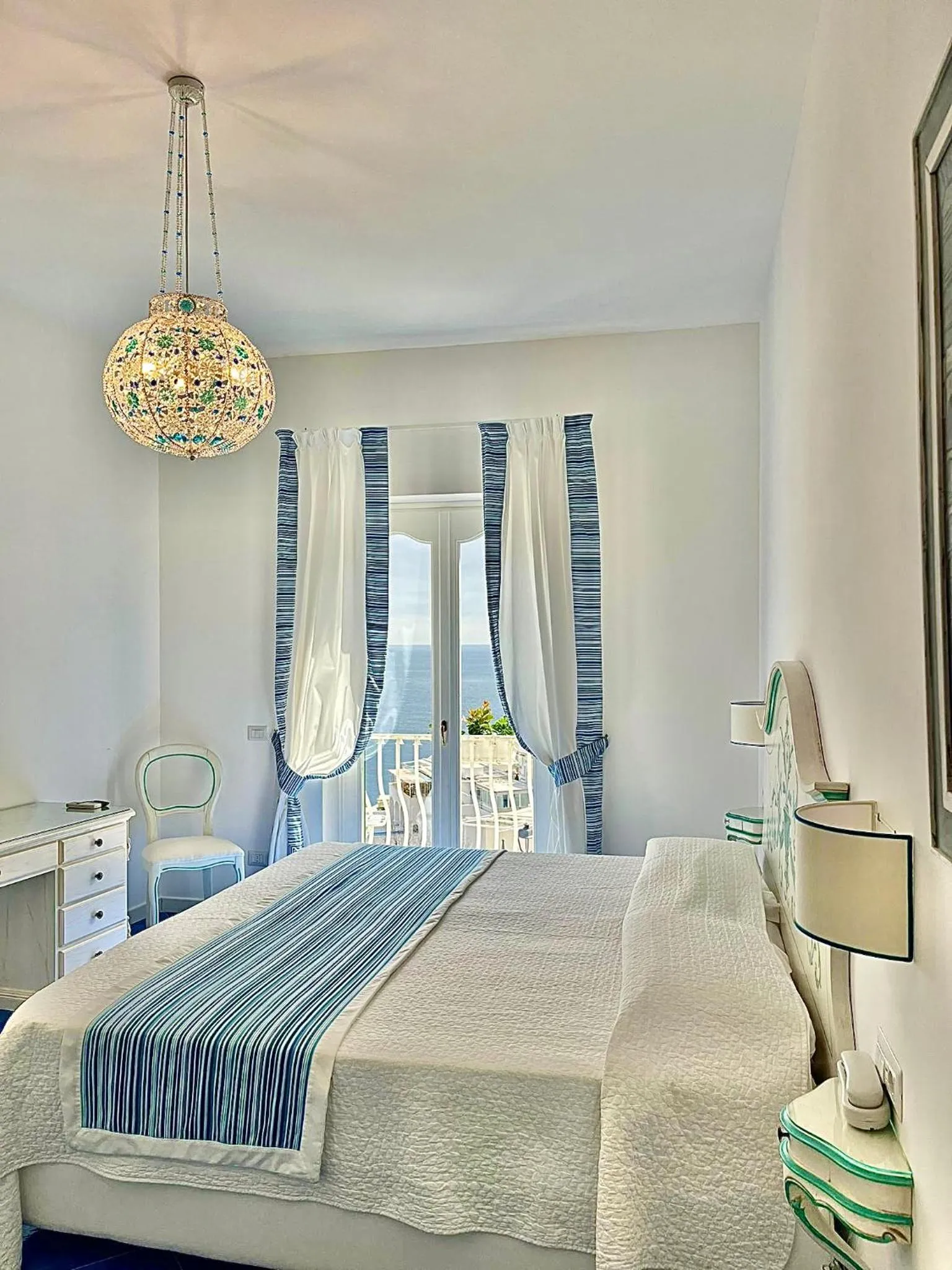 Sea view, Bed in Hotel Villa Delle Palme in Positano