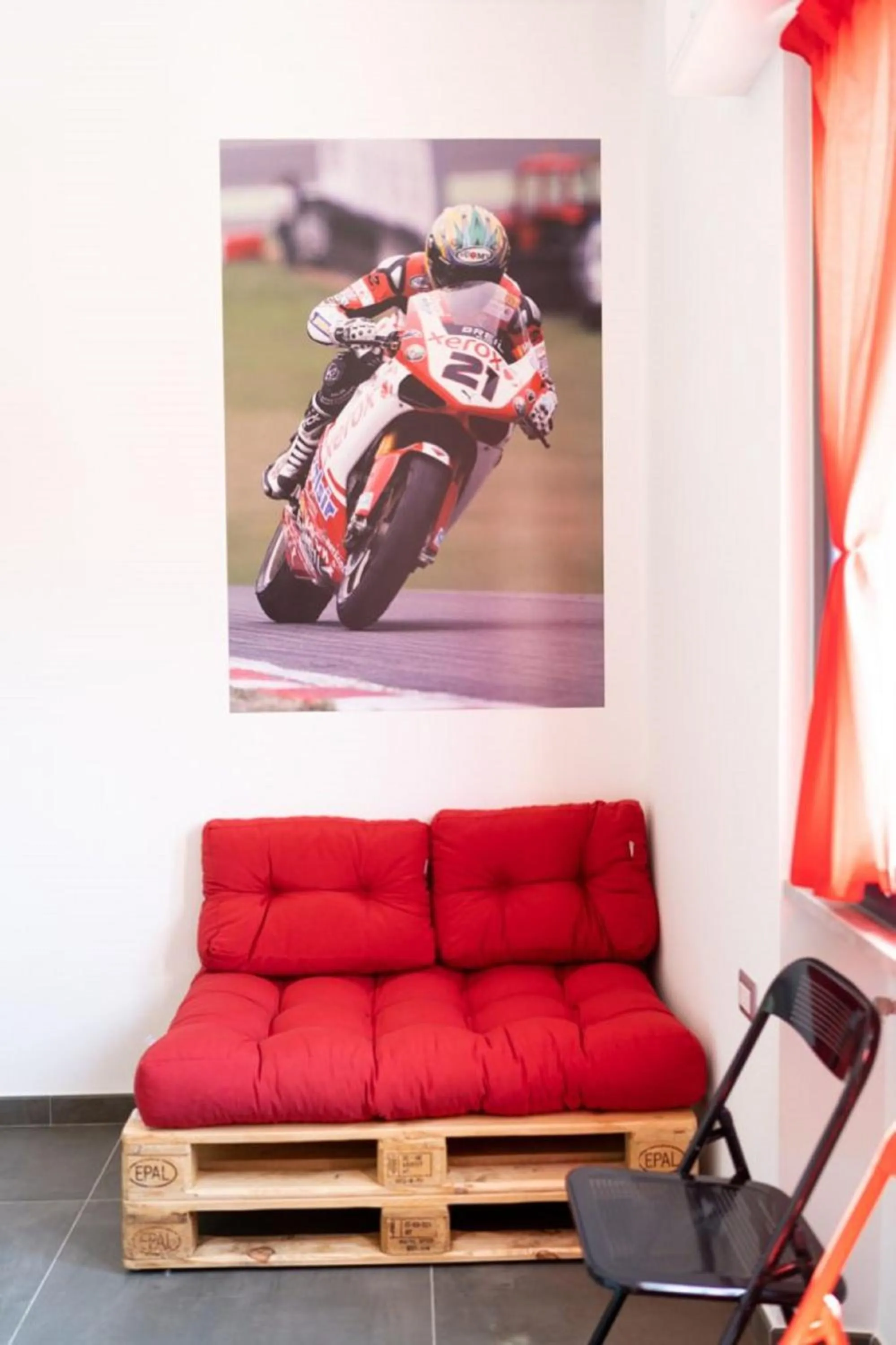 Photo of the whole room in Italian Piston House Sport Moto Rent