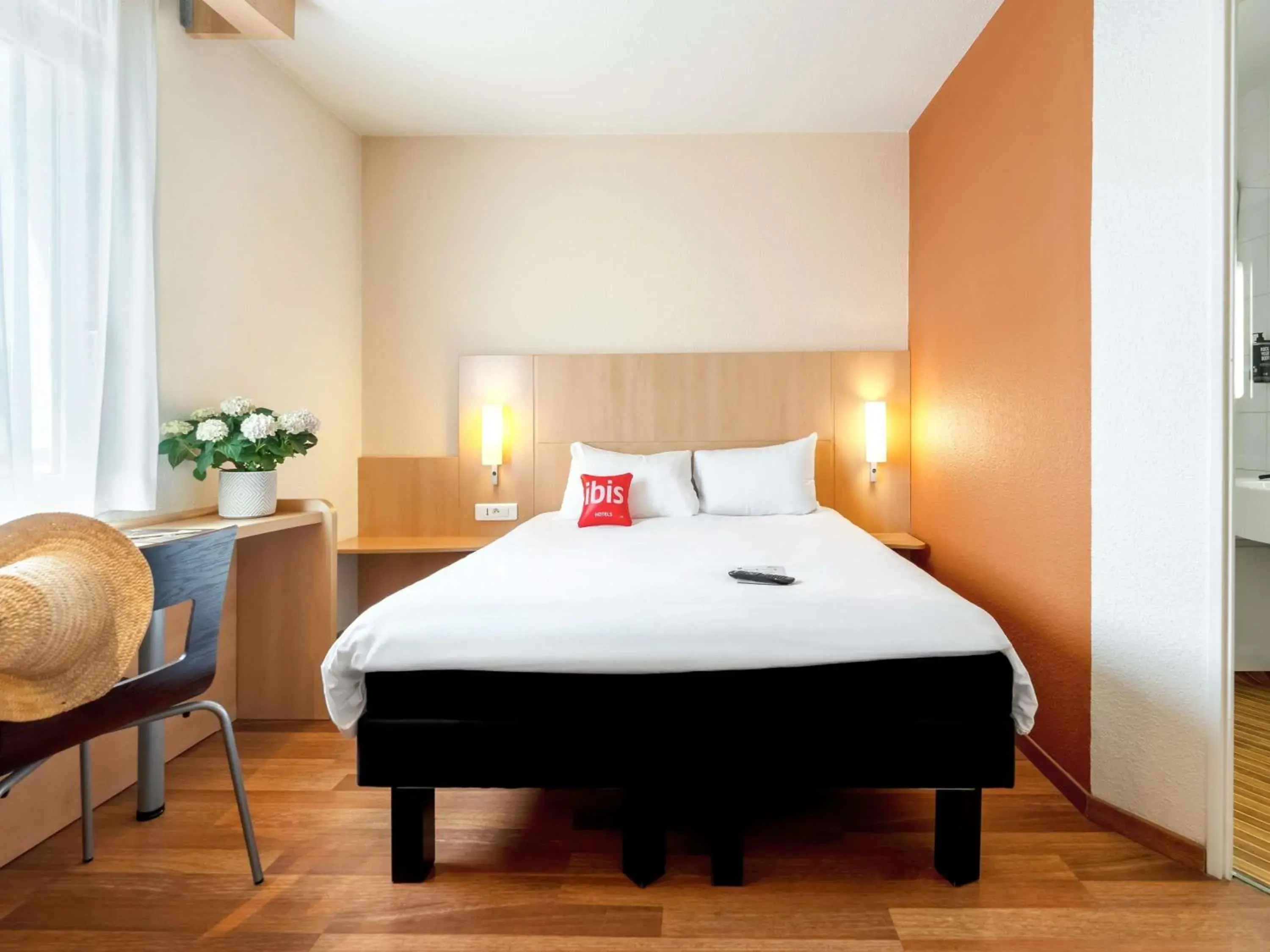 Bedroom, Bed in ibis Nancy Centre Gare et Congres Bedroom, Bed in ibis Nancy Centre Gare et Congres