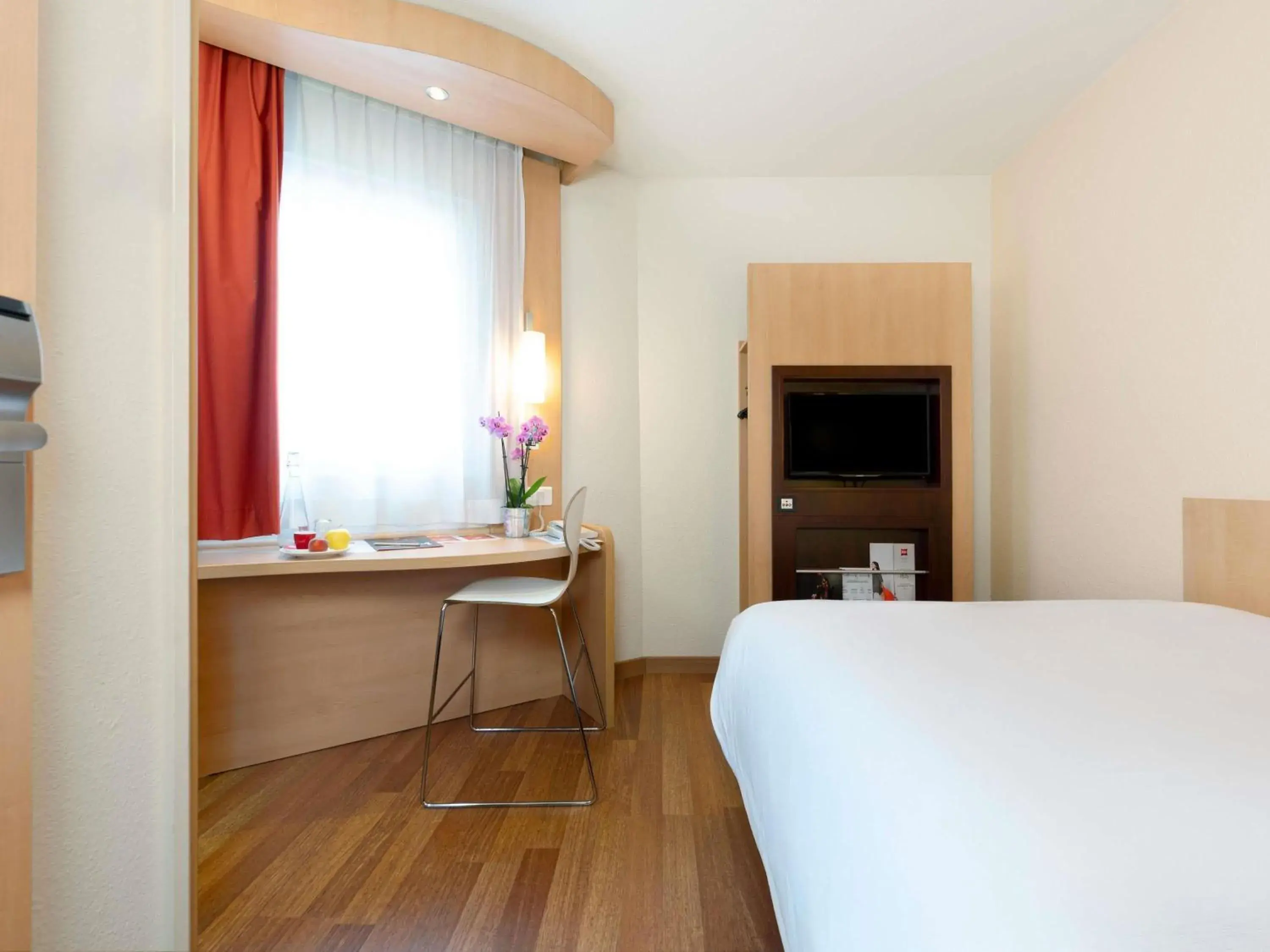 Bedroom, Bed in ibis Nancy Centre Gare et Congres Bedroom, Bed in ibis Nancy Centre Gare et Congres