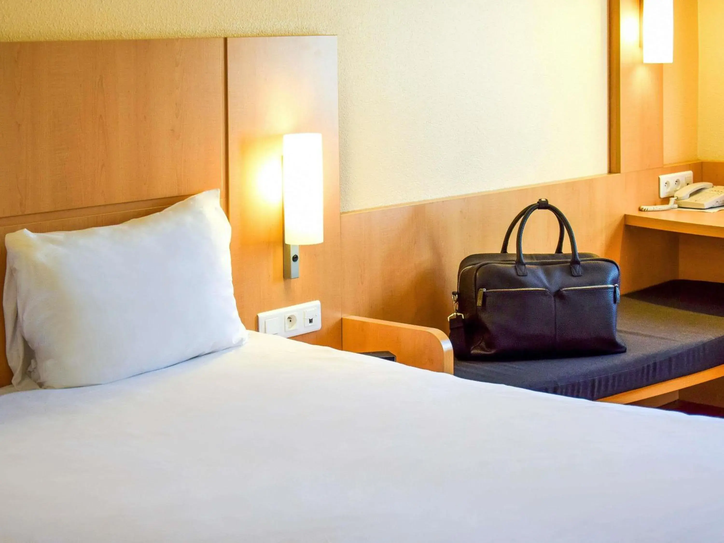 Bedroom, Bed in ibis Nancy Centre Gare et Congres Bedroom, Bed in ibis Nancy Centre Gare et Congres