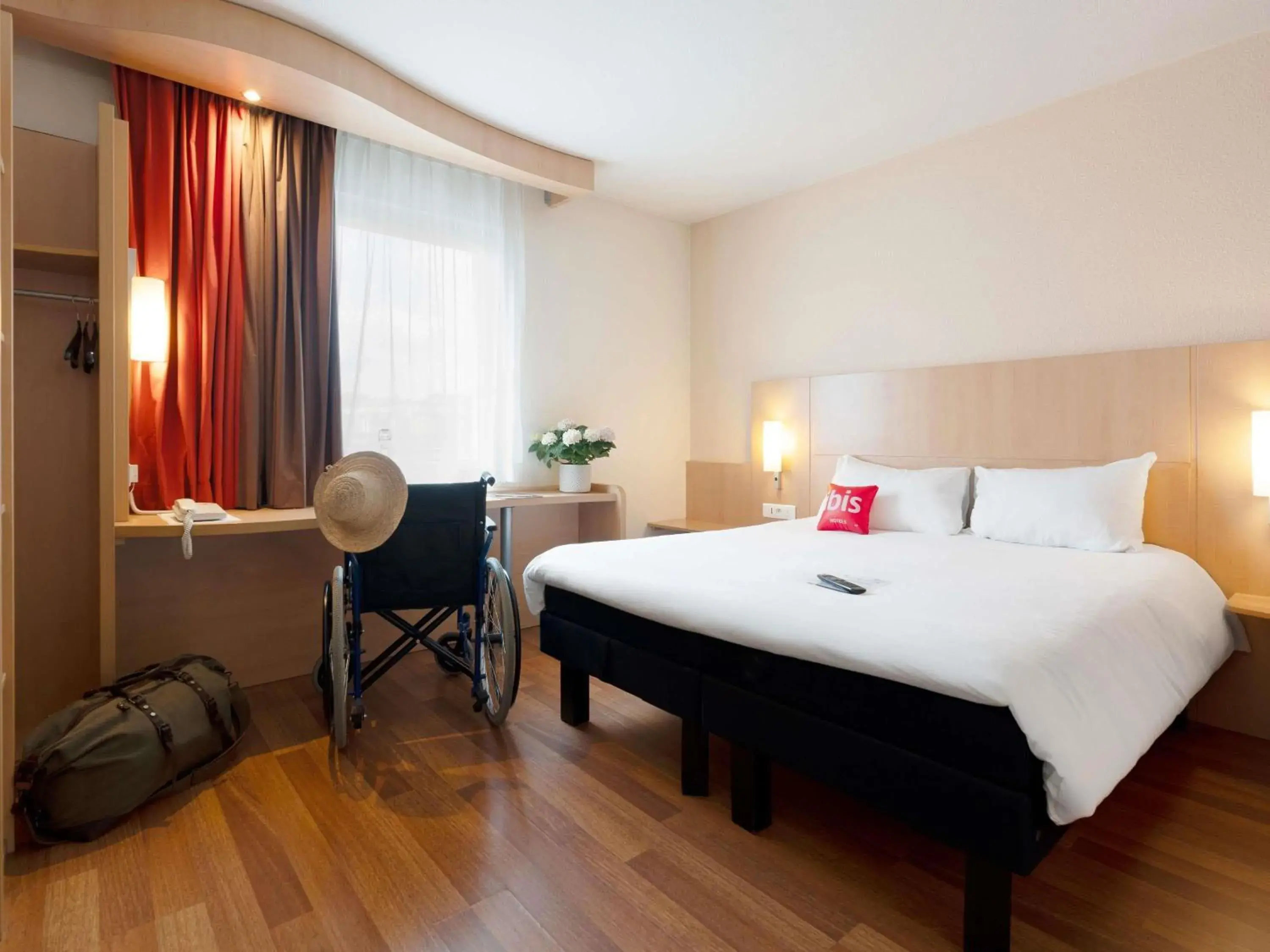 Bedroom, Bed in ibis Nancy Centre Gare et Congres Bedroom, Bed in ibis Nancy Centre Gare et Congres