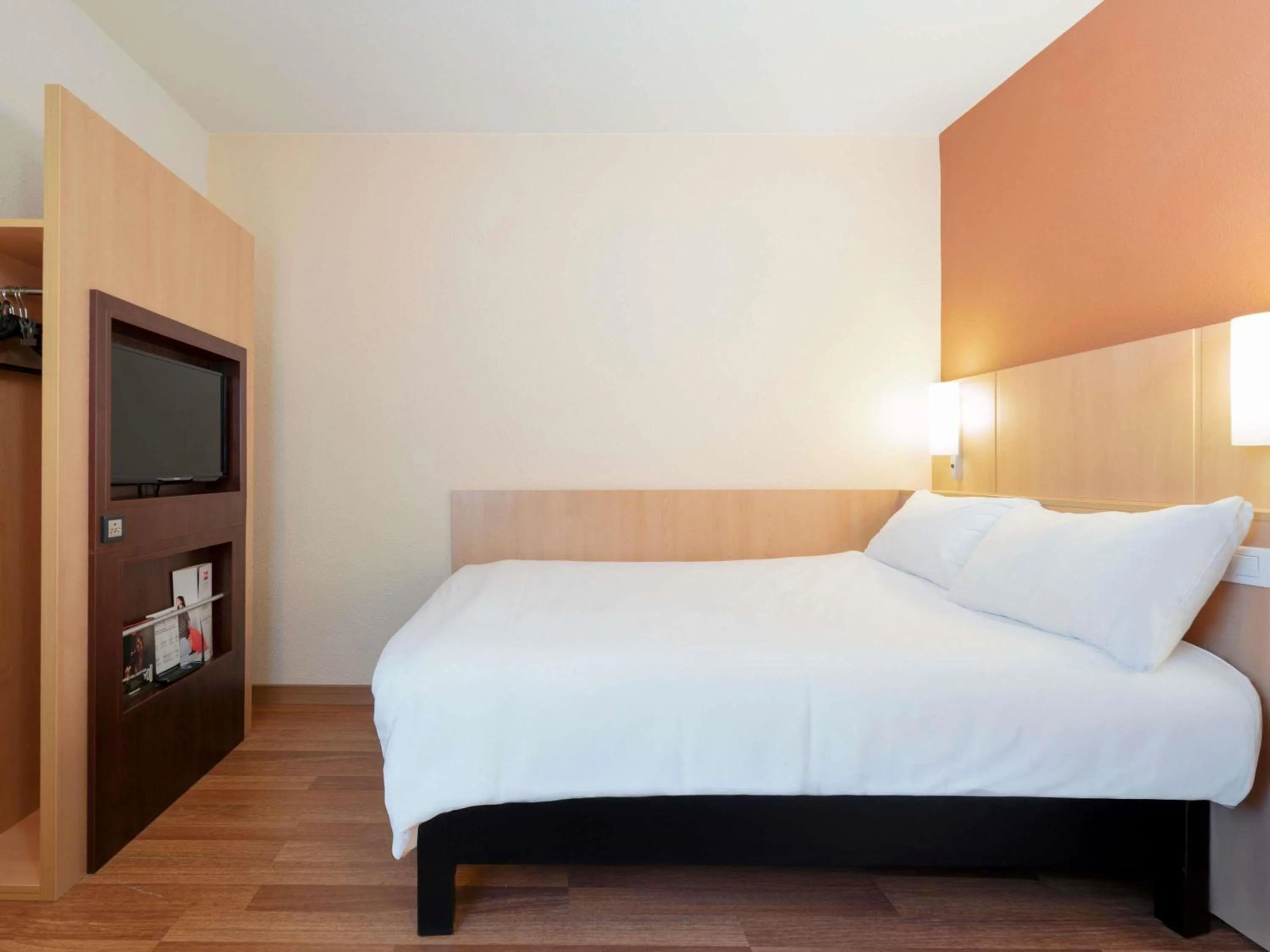 Bedroom, Bed in ibis Nancy Centre Gare et Congres