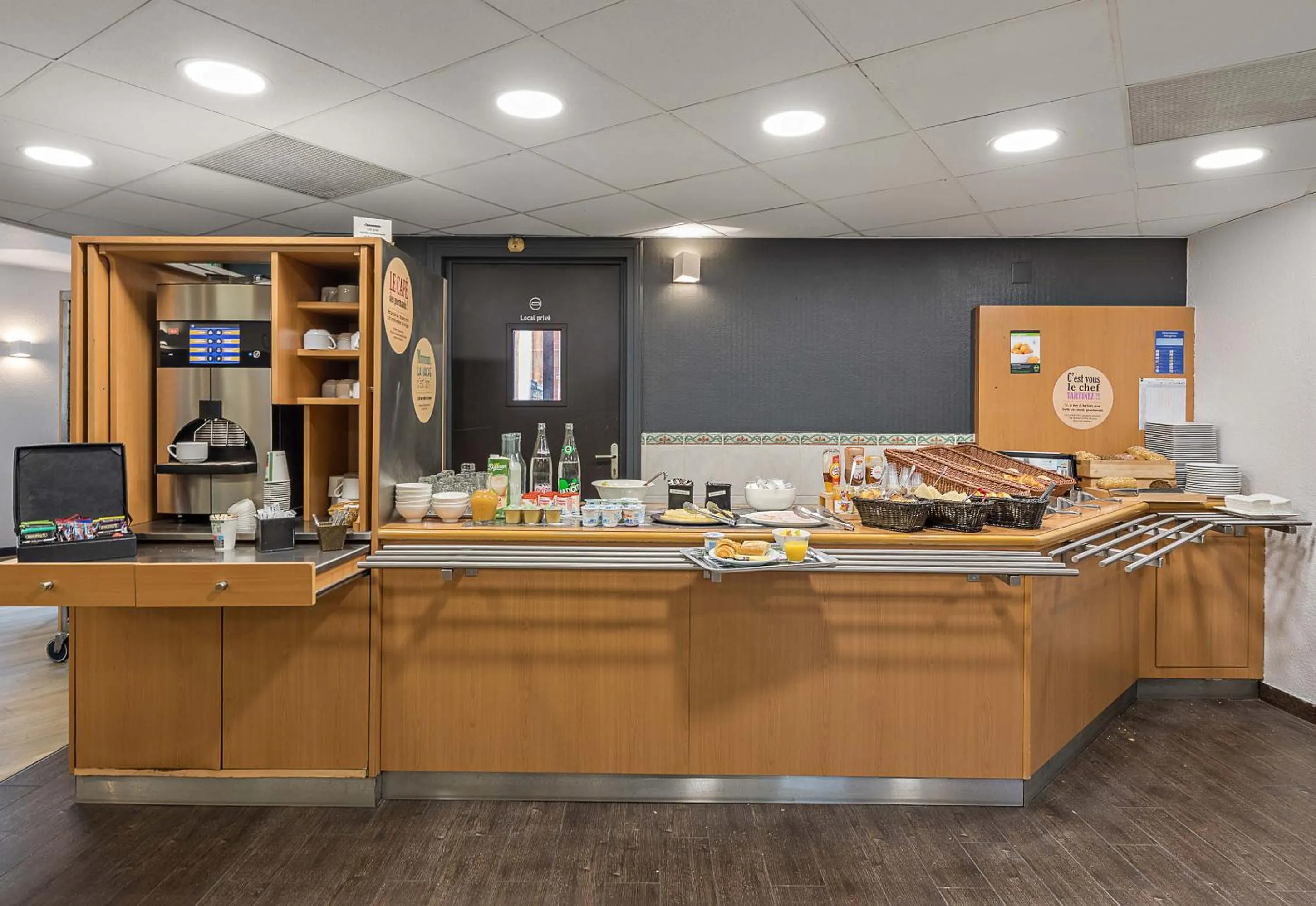 Buffet breakfast in B&B HOTEL Rouen Centre Rive Gauche